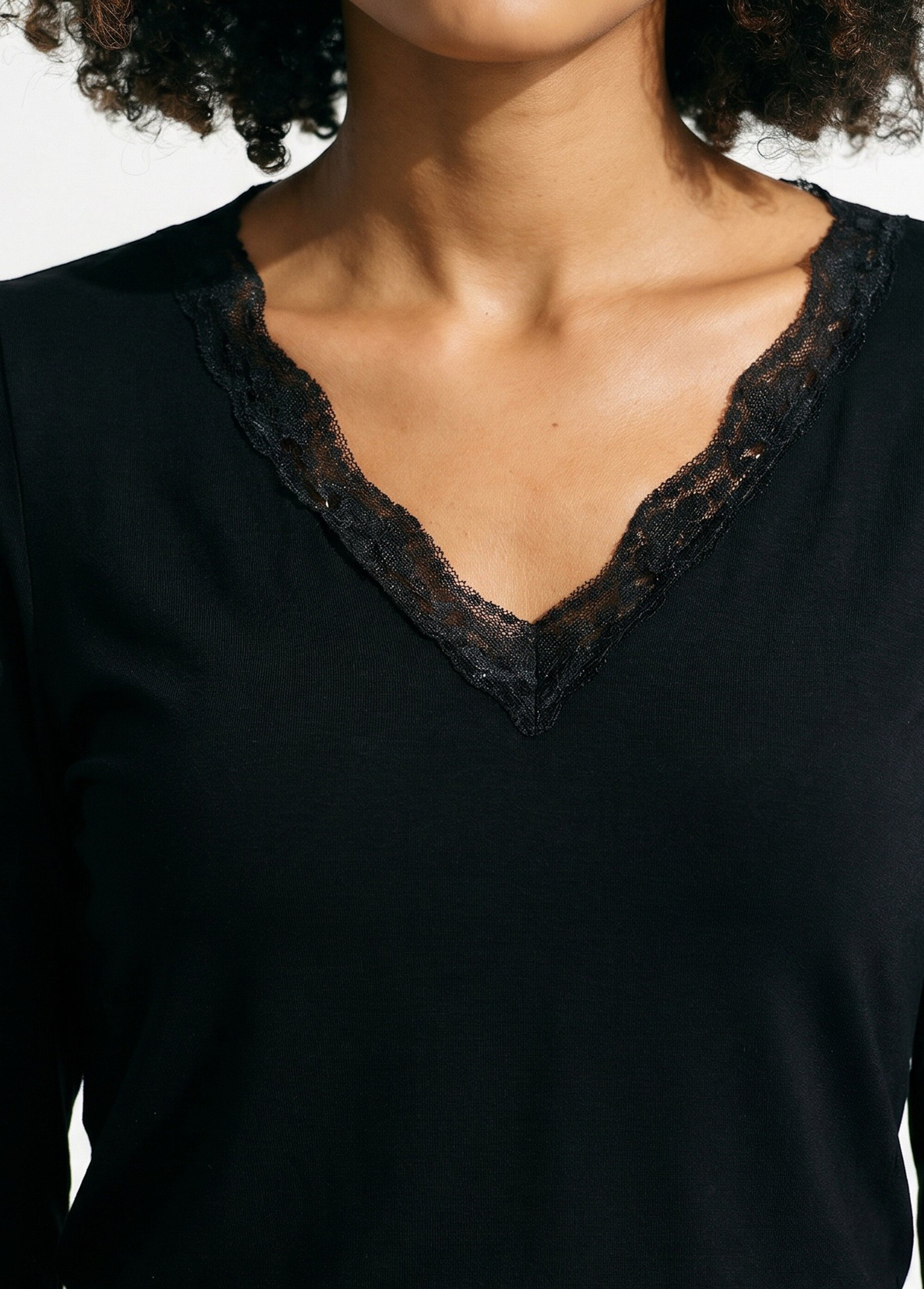 T-shirt court dentelle col V manches longues