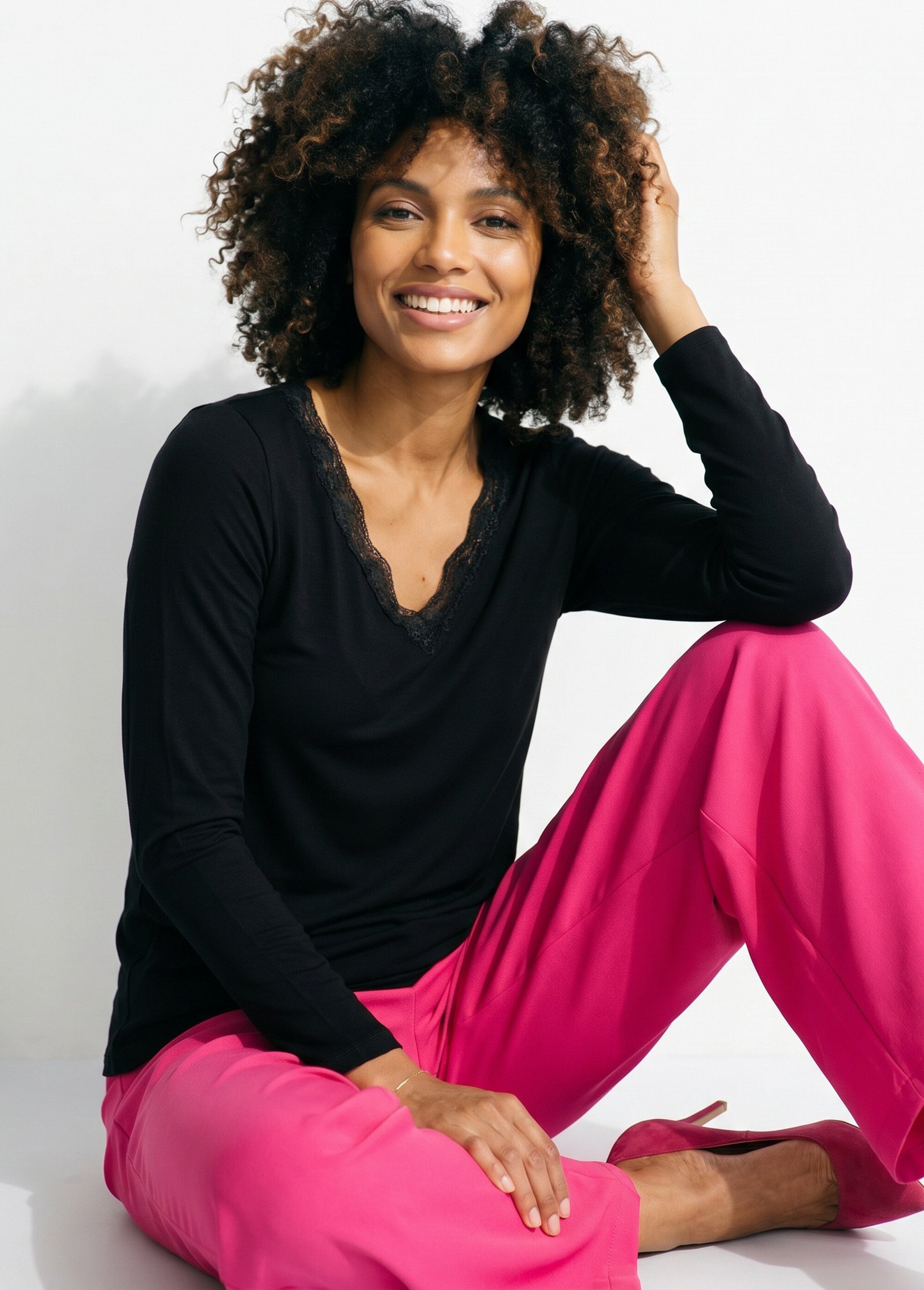 T-shirt court dentelle col V manches longues