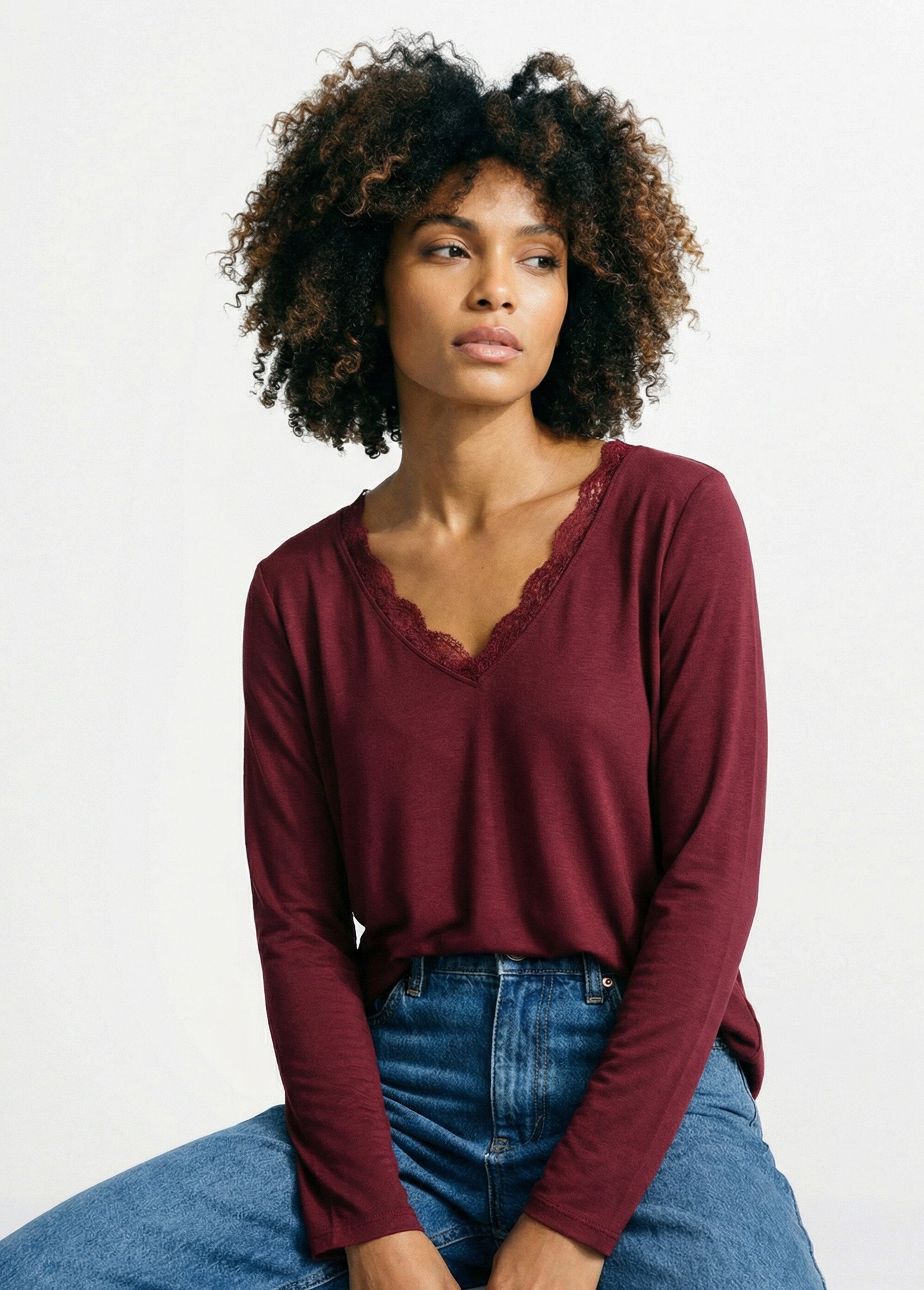 T-shirt court dentelle col V manches longues