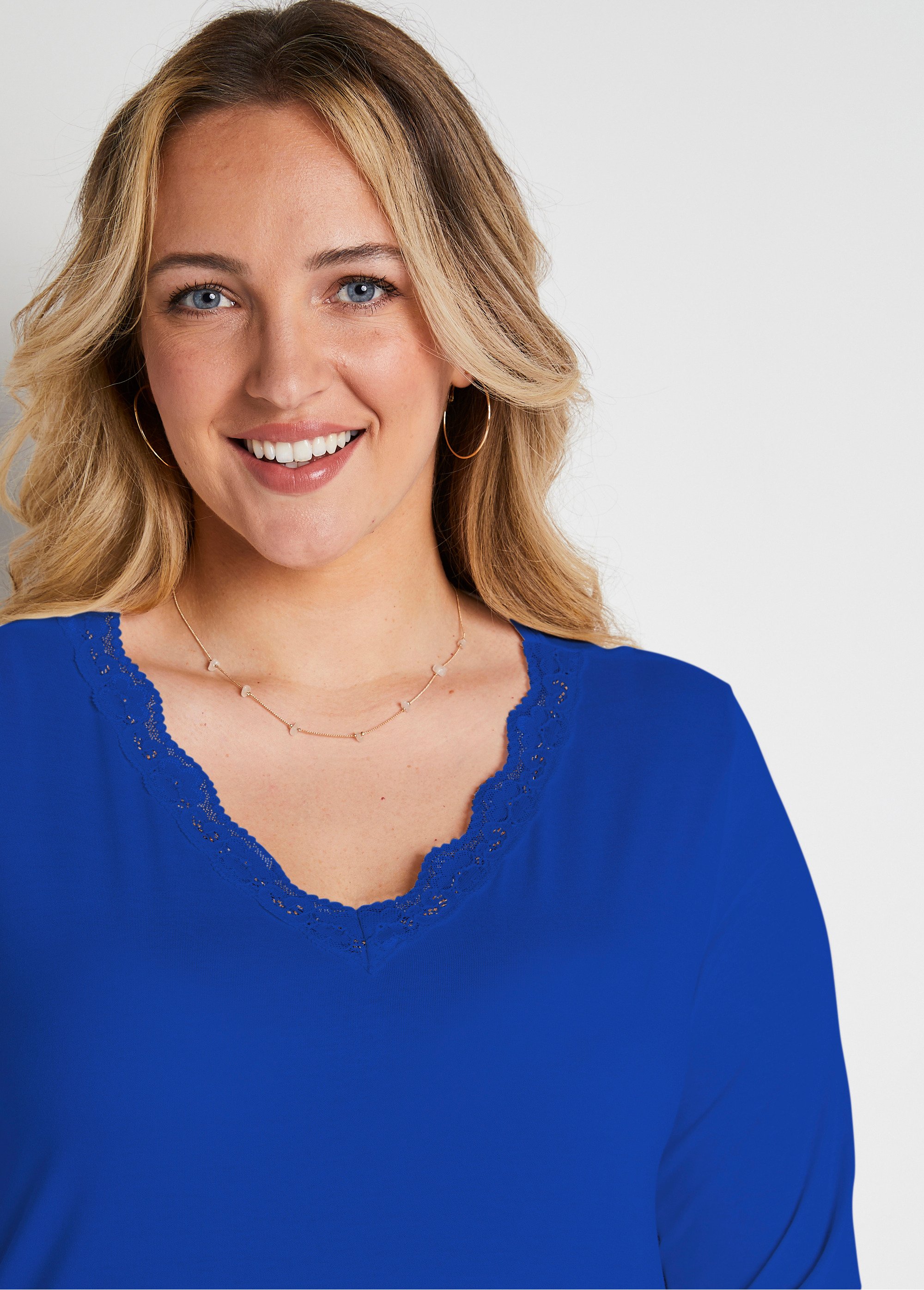 T-shirt court dentelle col V manches longues