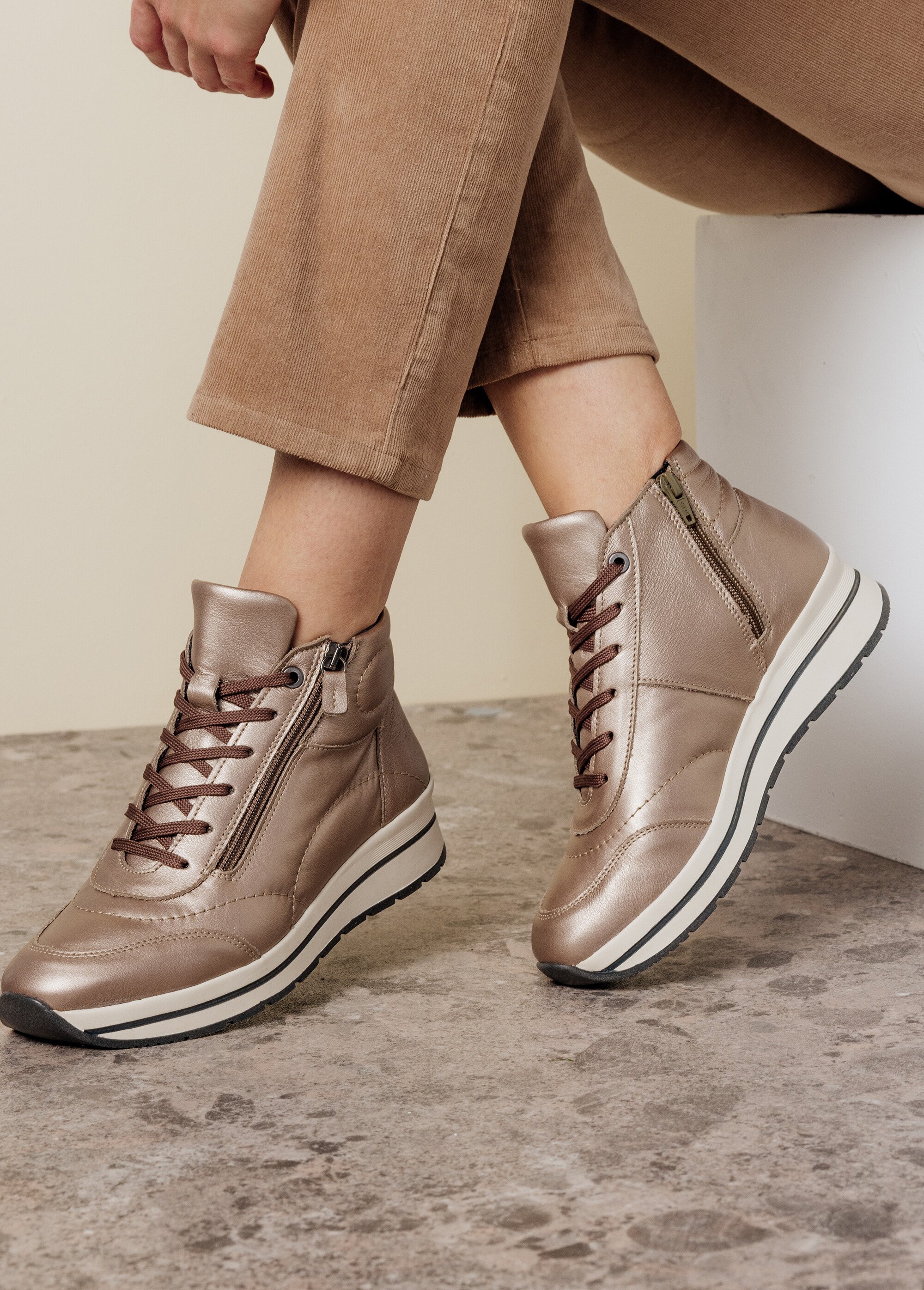 Baskets montantes largeur confort cuir Femme Beige ONFLEUR SF1
