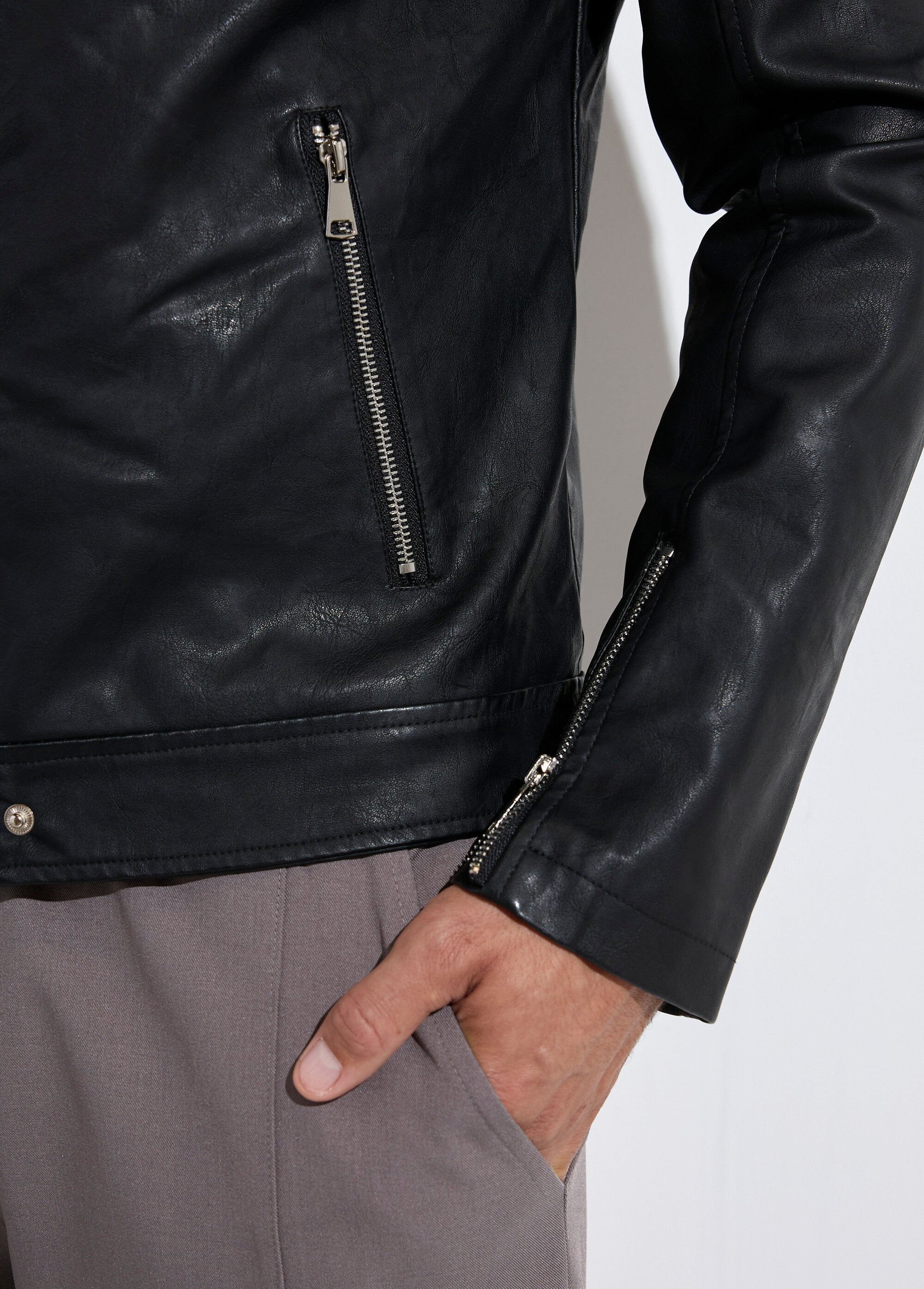 Blouson motard simili cuir détails zippés Homme Noir FRIL935-1 DE1