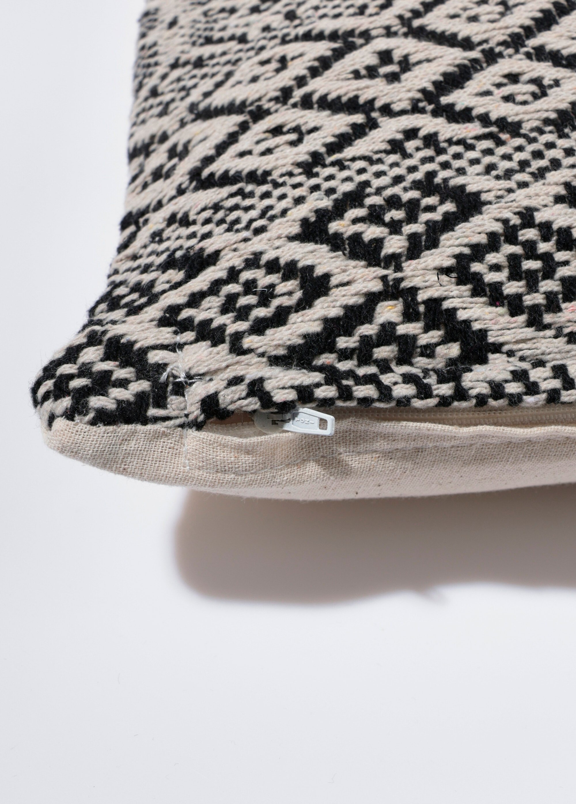 Housse de coussin tissée 50x50cm, Kilim Noir COTZZ70300 DE1