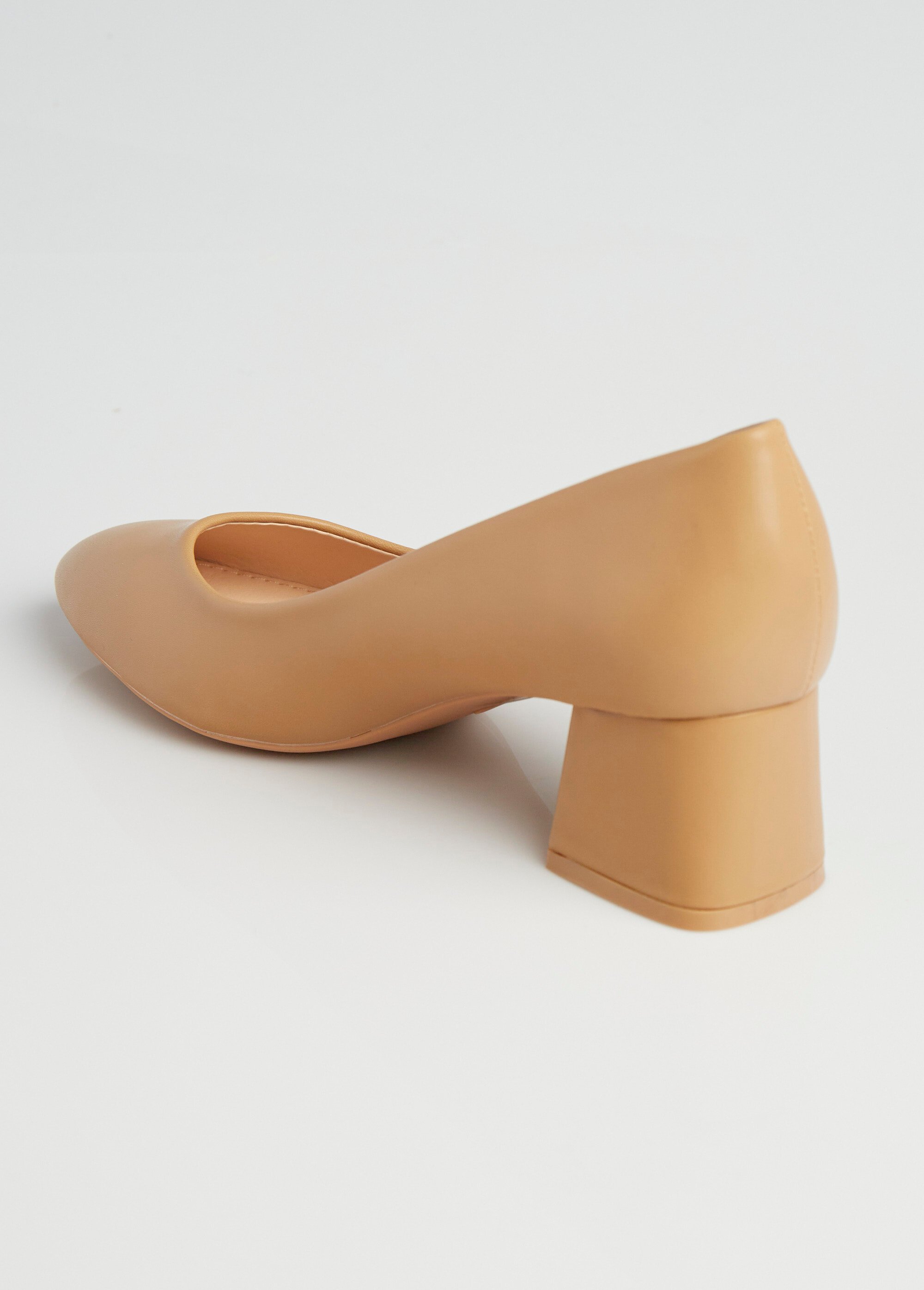 Escarpins bout rond et talon recouvert