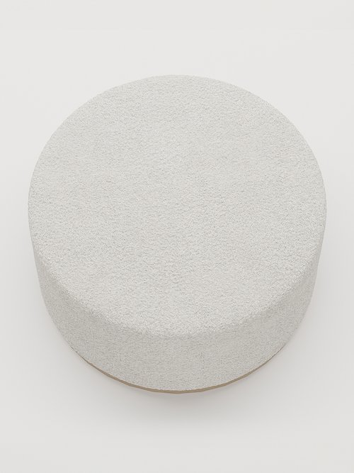 Grand pouf rond en bouclette, base bois BLANC POT-VICTOR OV1