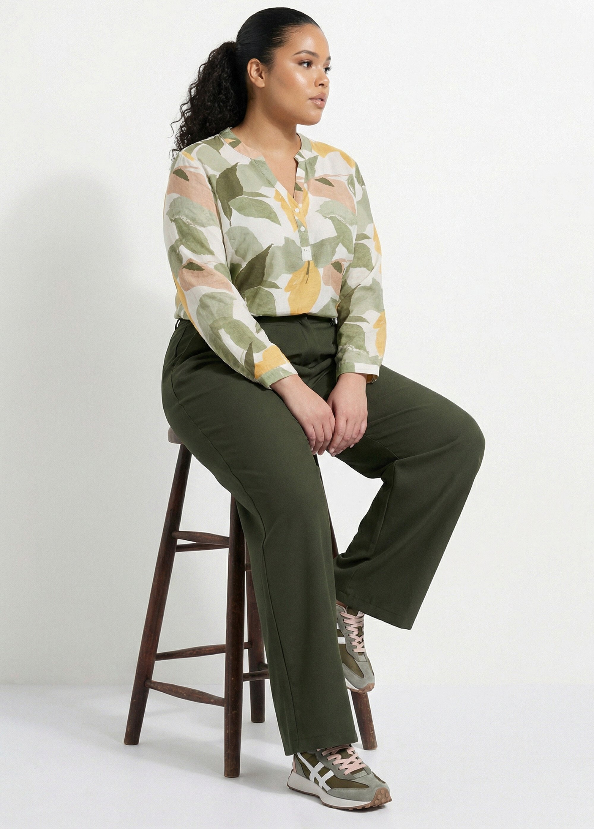 Pantalon en twill léger coupe large Femme Grande Taille Vert CHY-AB026 MV1