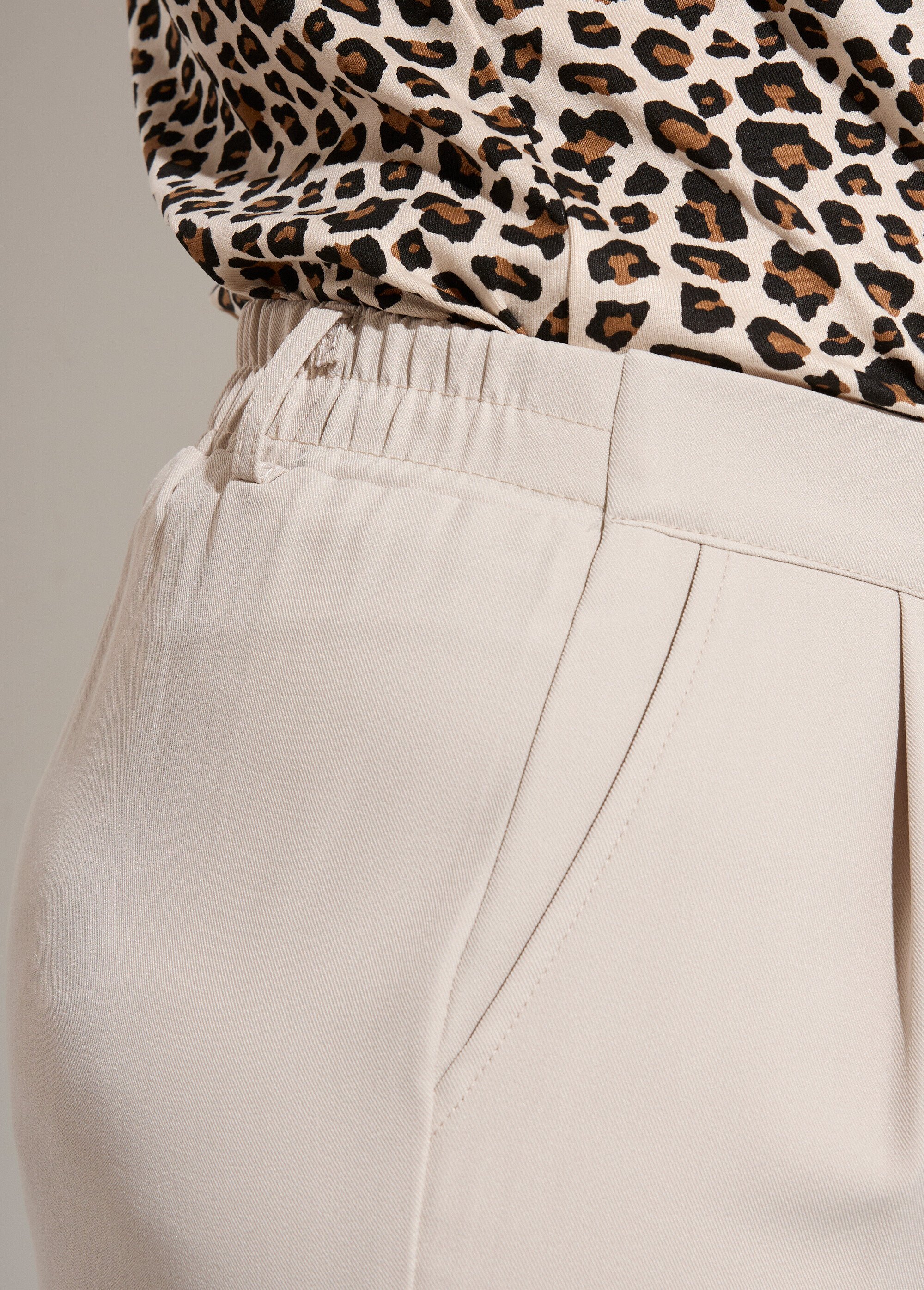 Pantalon en twill léger coupe large Femme Grande Taille Beige CHY-AB026 DE2