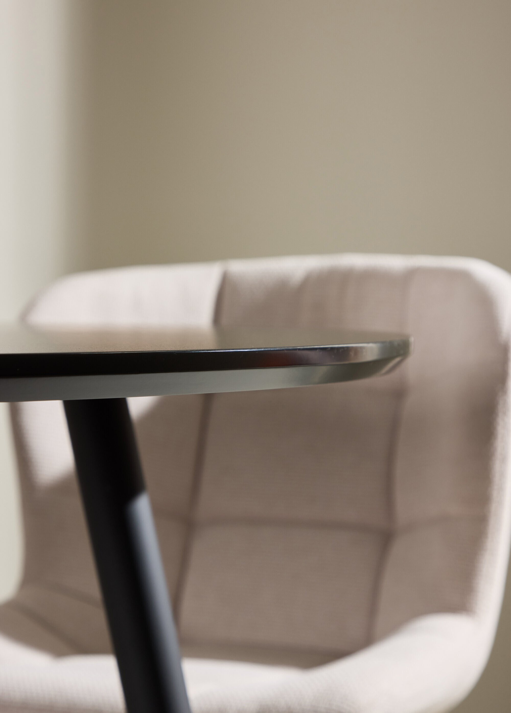 Table ronde, plateau fin et pieds compas NOIR VEN-27940-488 DE3