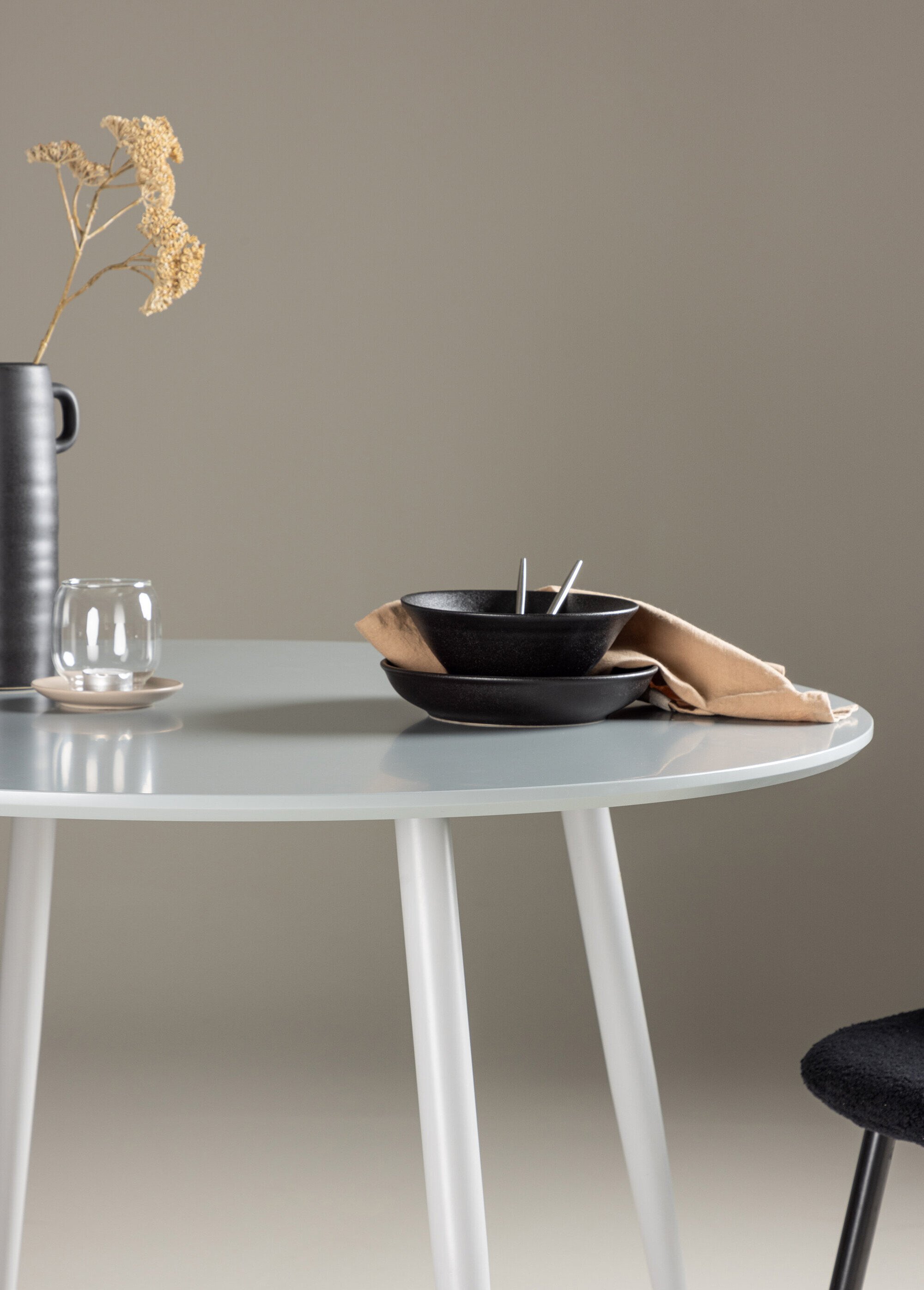 Table ronde, style épuré et pieds compas GRIS VEN-61100-165 DE3