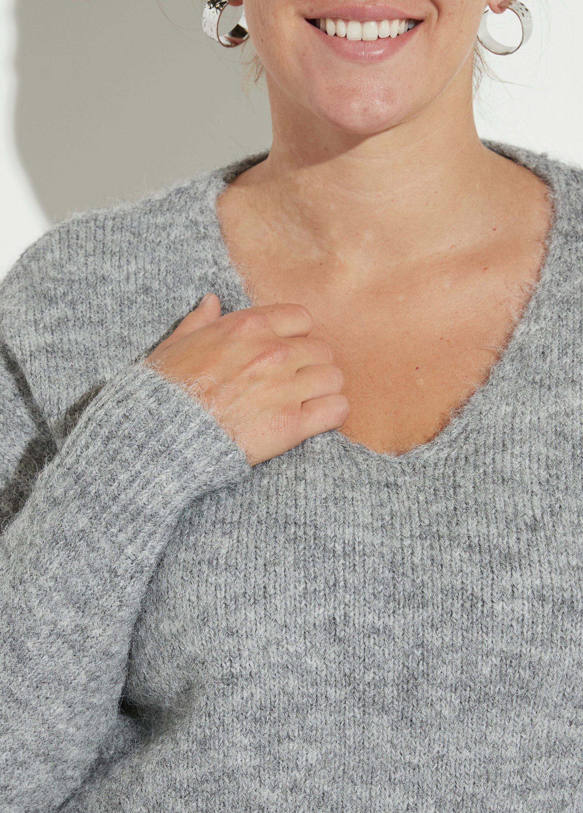 Pull col V fin et chaud avec laine Femme Grande Taille Gris CHY-AE3670 DE1