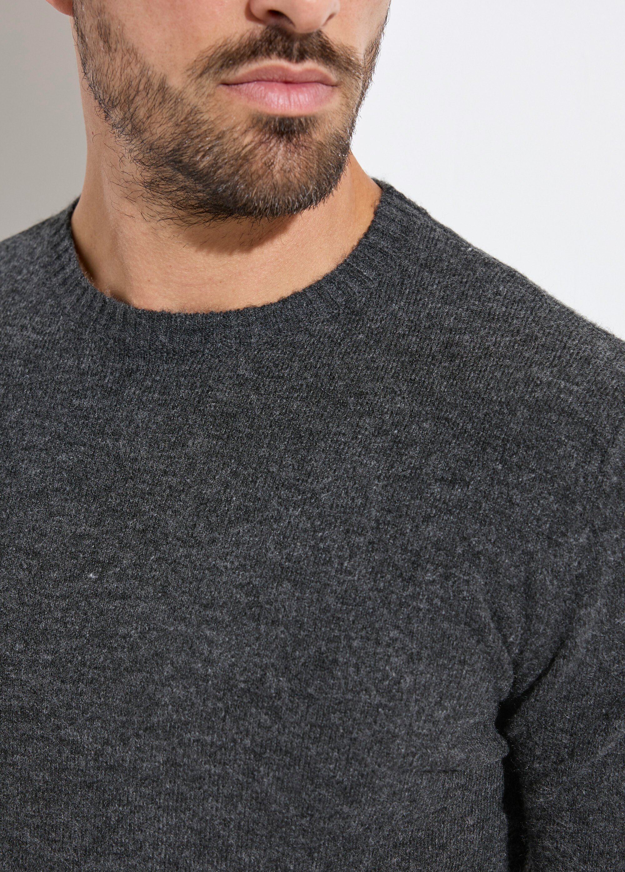 Pull col rond fine jauge, coupe ajustée Homme Gris MENW13-581959 DE1