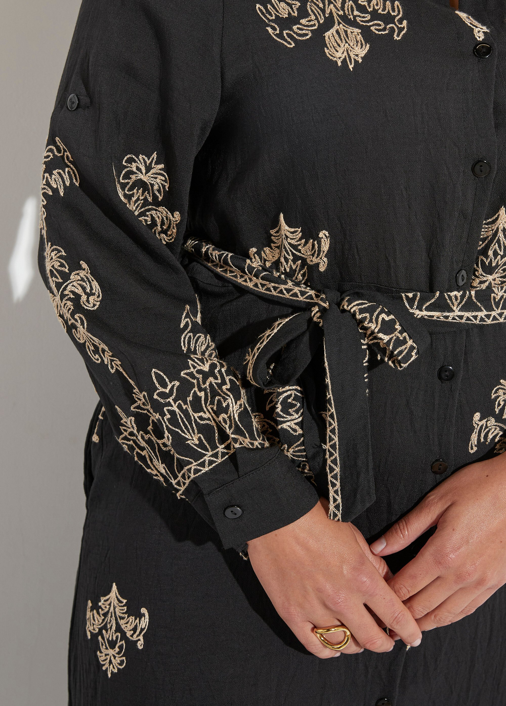 Robe chemisier à broderies contrastées Femme Grande Taille Noir CHY-K008 DE3