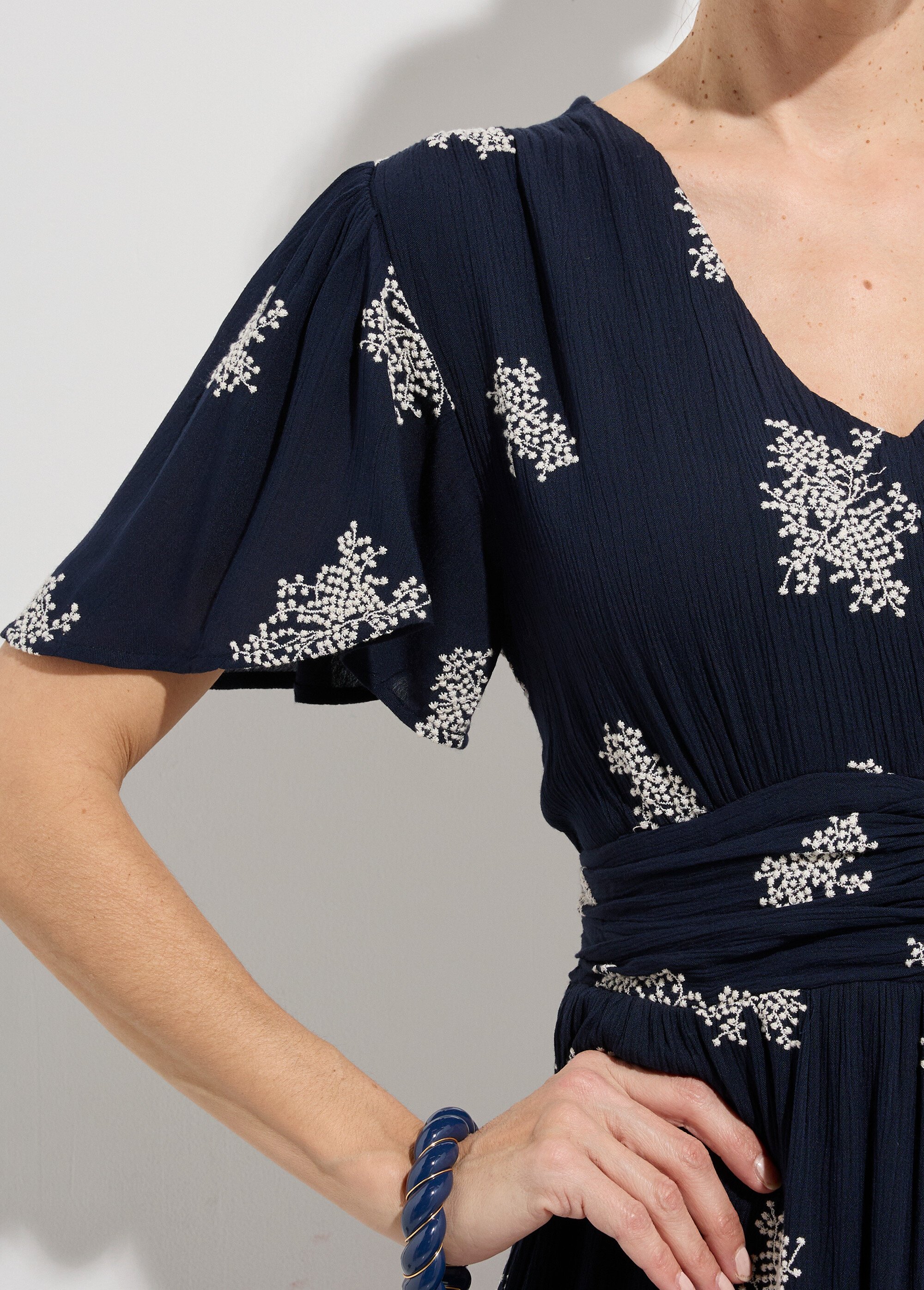 Robe longue col V brodée smockée dos