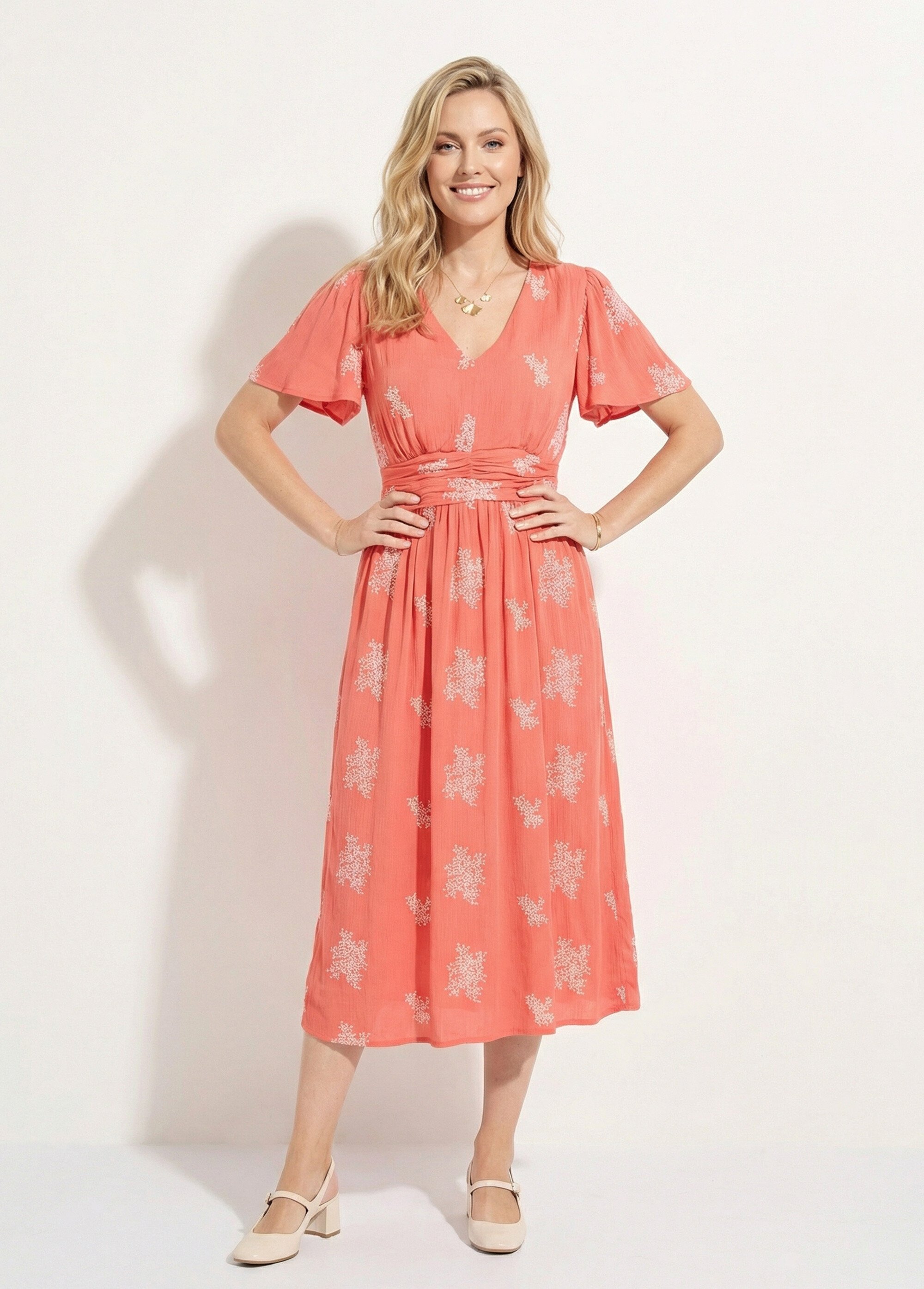 Robe longue col V brodée smockée dos