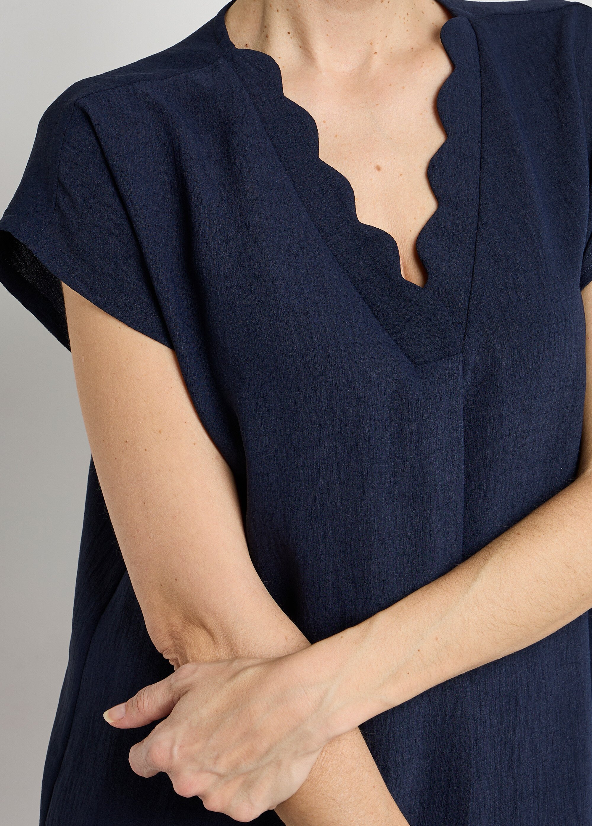 Top manches courtes col V festonné Femme Bleu CAMAURY DE1