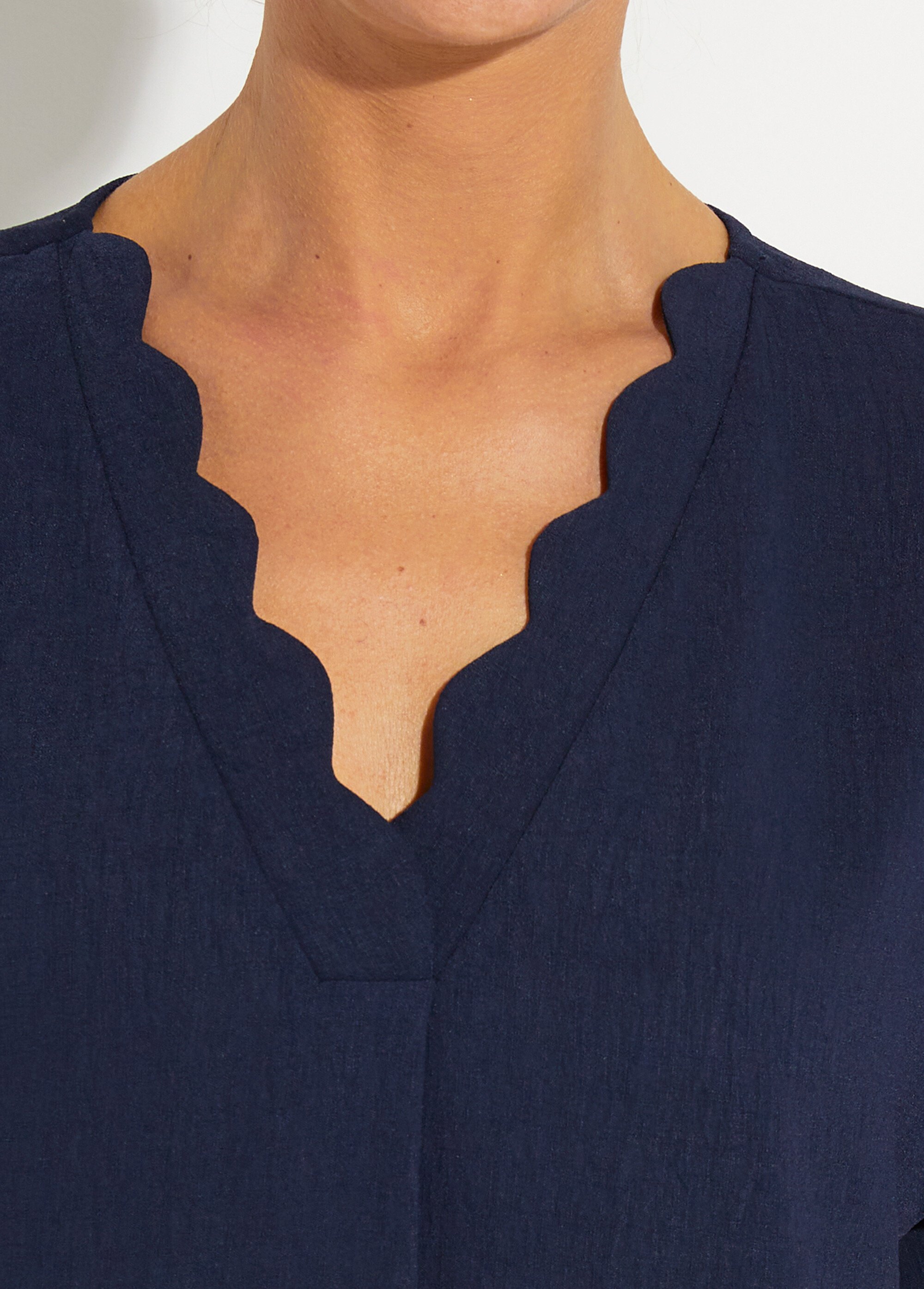 Top manches courtes col V festonné Femme Bleu CAMAURY DE2