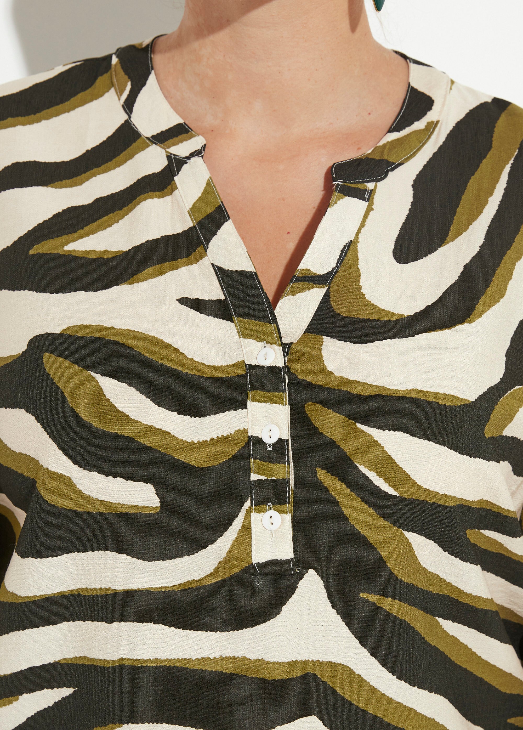 Blouse col V boutonné motif abstrait Femme Grande Taille Vert CHY-F618 DE1