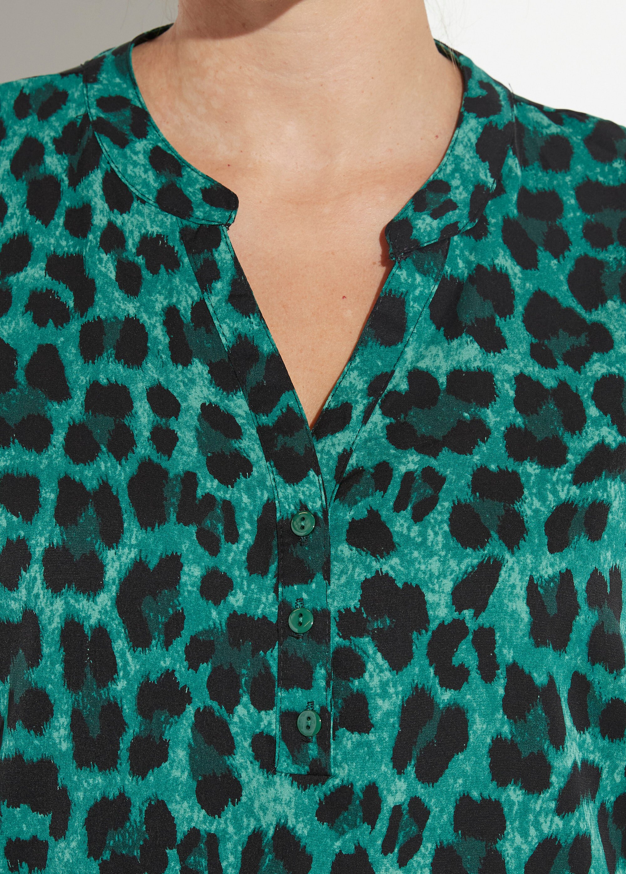 Blouse col V boutonné motif léopard Femme Grande Taille Vert CHY-F407 DE1