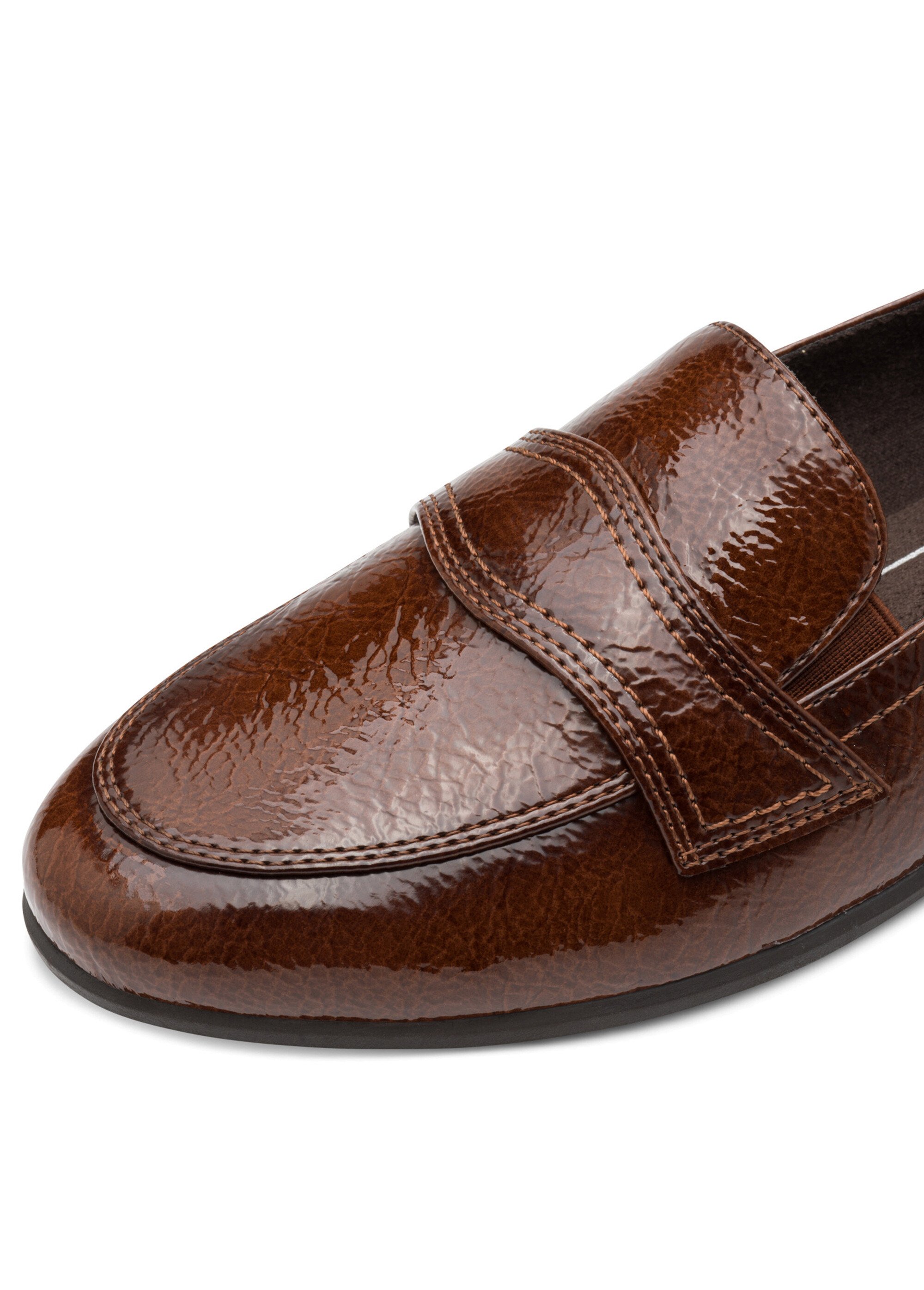 Mocassins vernis chic avec bout amande