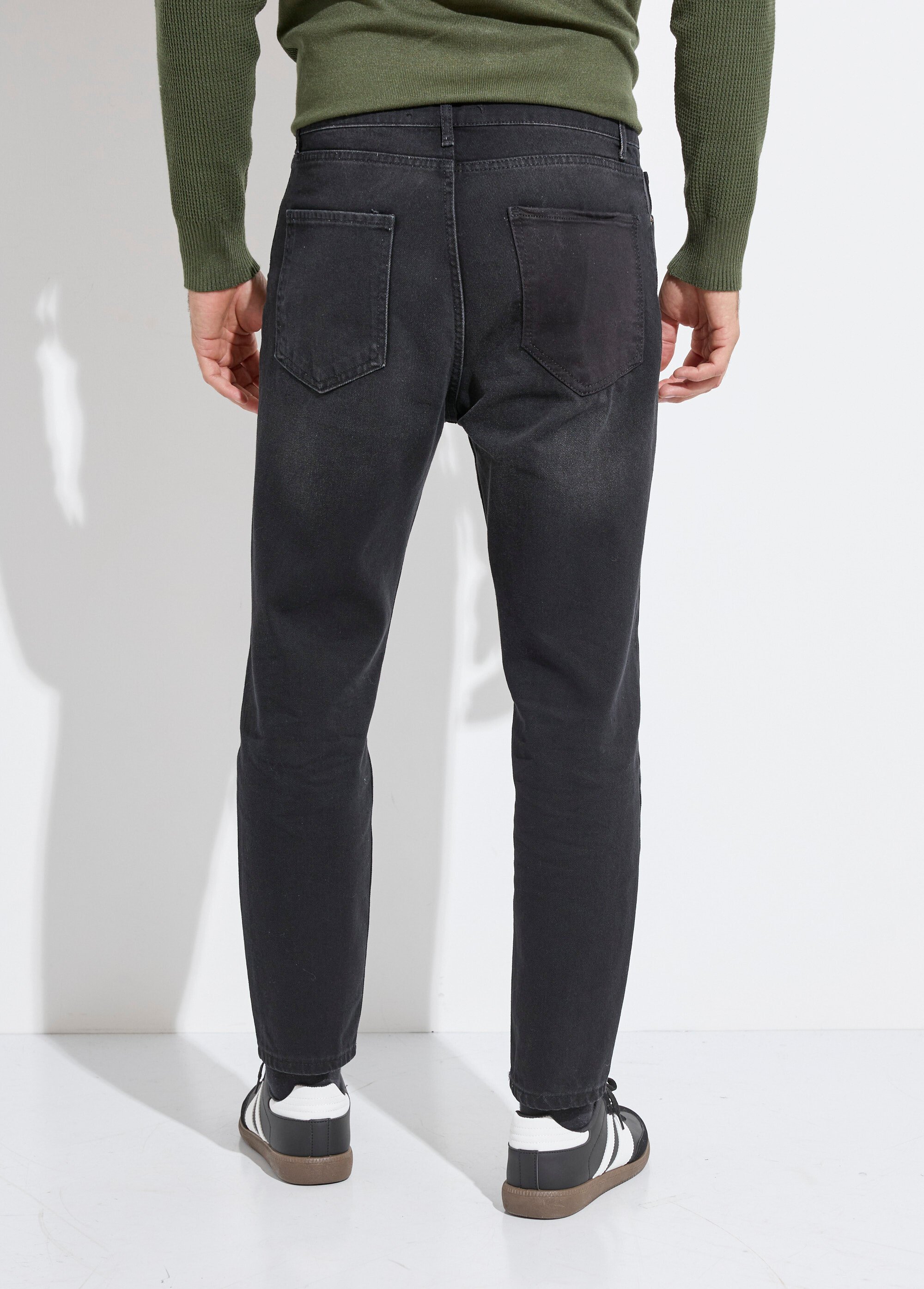 Jean 5 poches foncé, coupe tendance