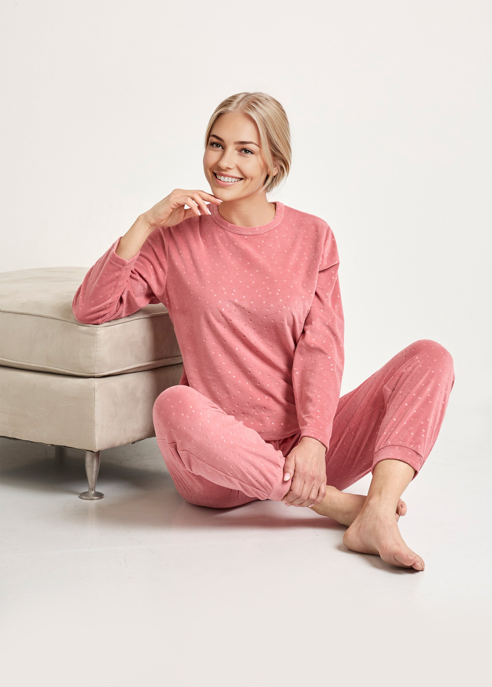 Pyjama pantalon col rond velours embossé pois