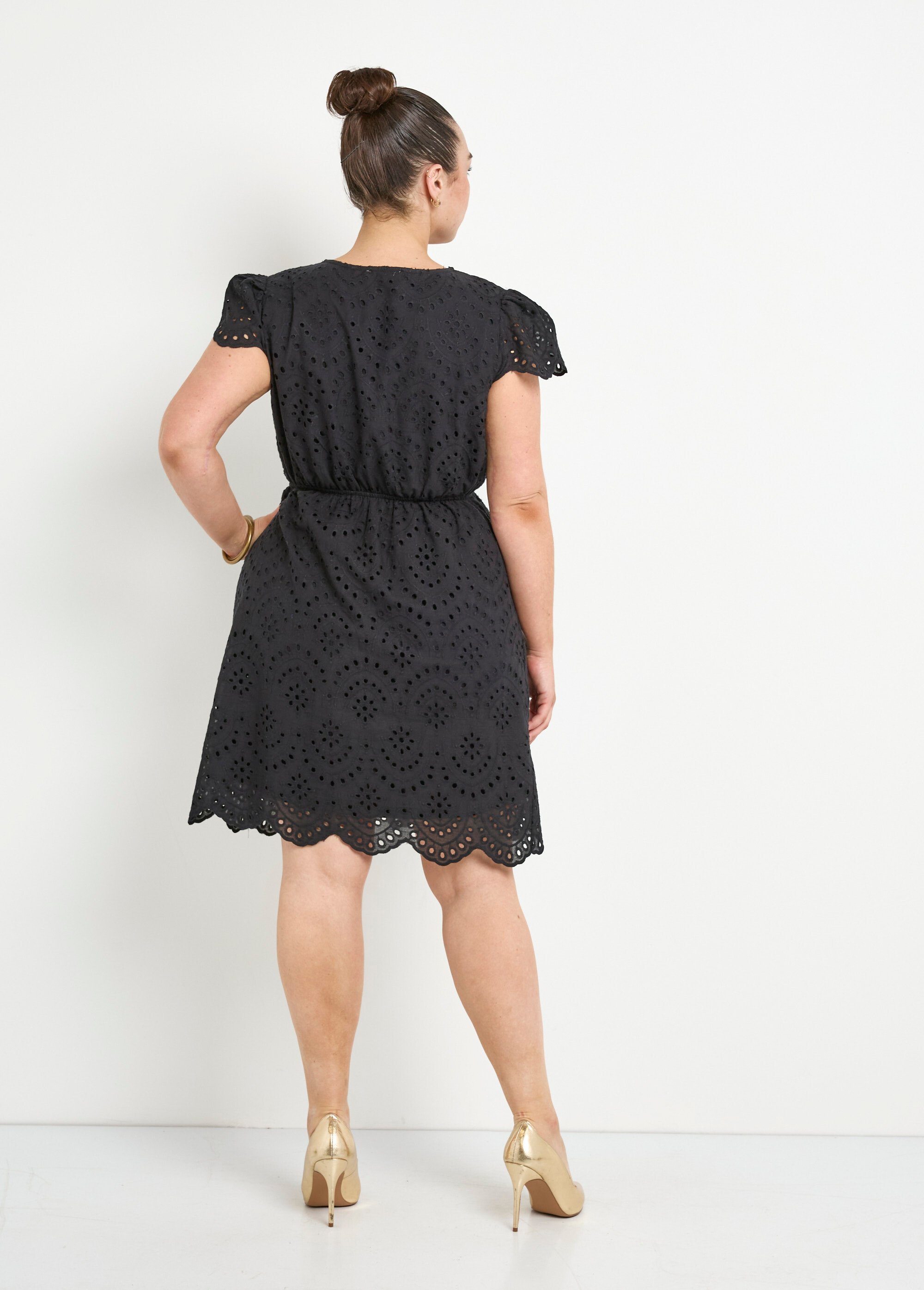 Robe manches courtes en broderie anglaise