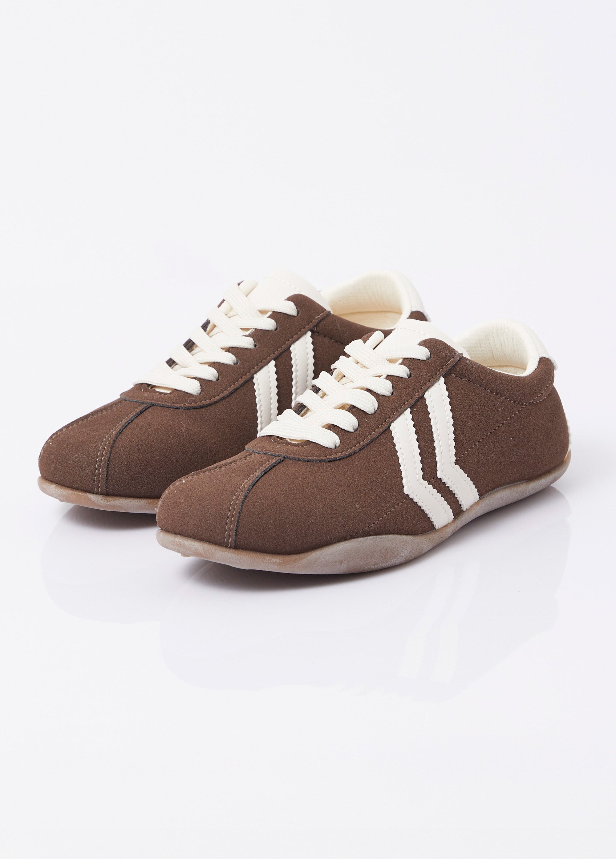 Baskets plates, chevrons simili cuir