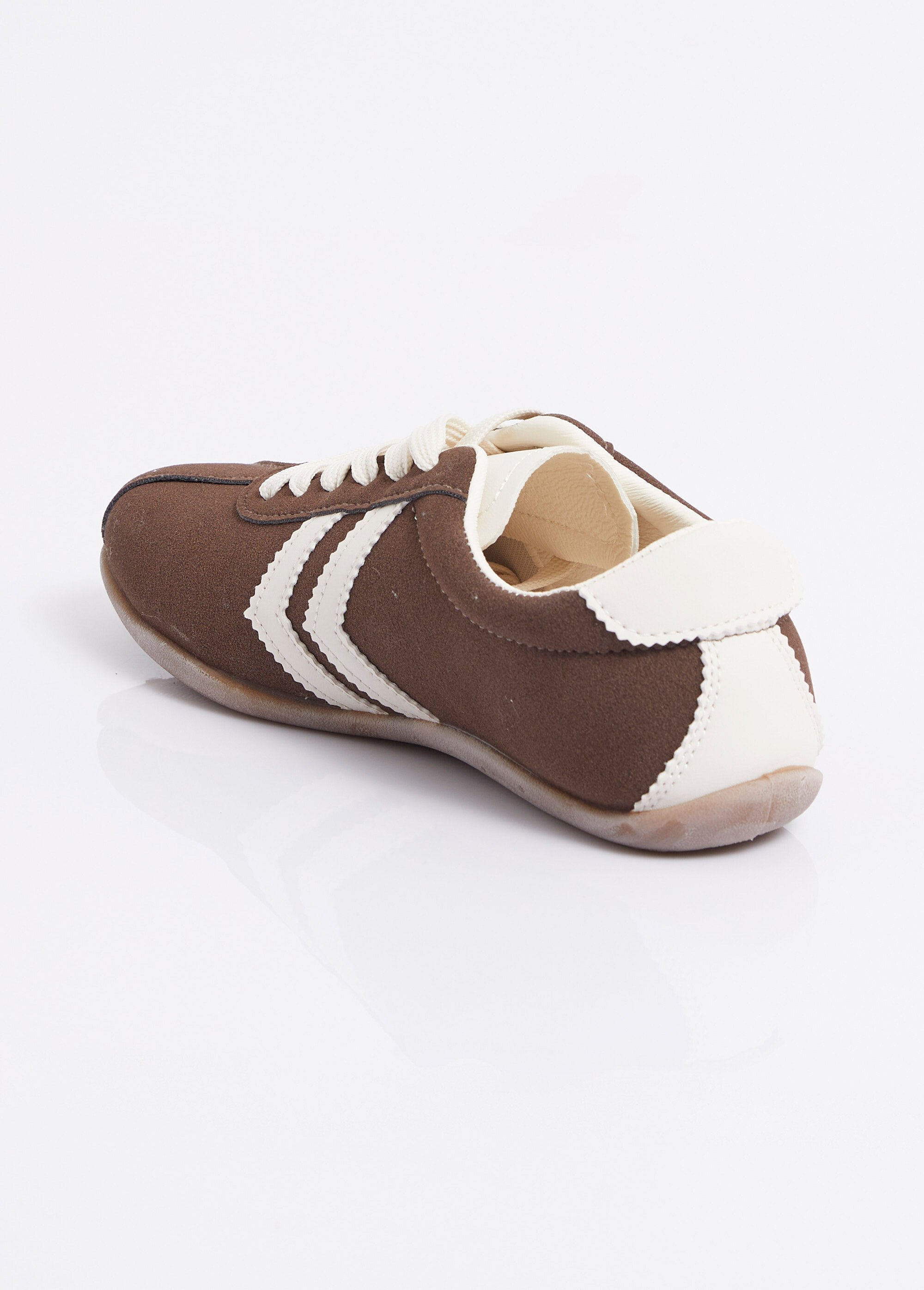 Baskets plates, chevrons simili cuir