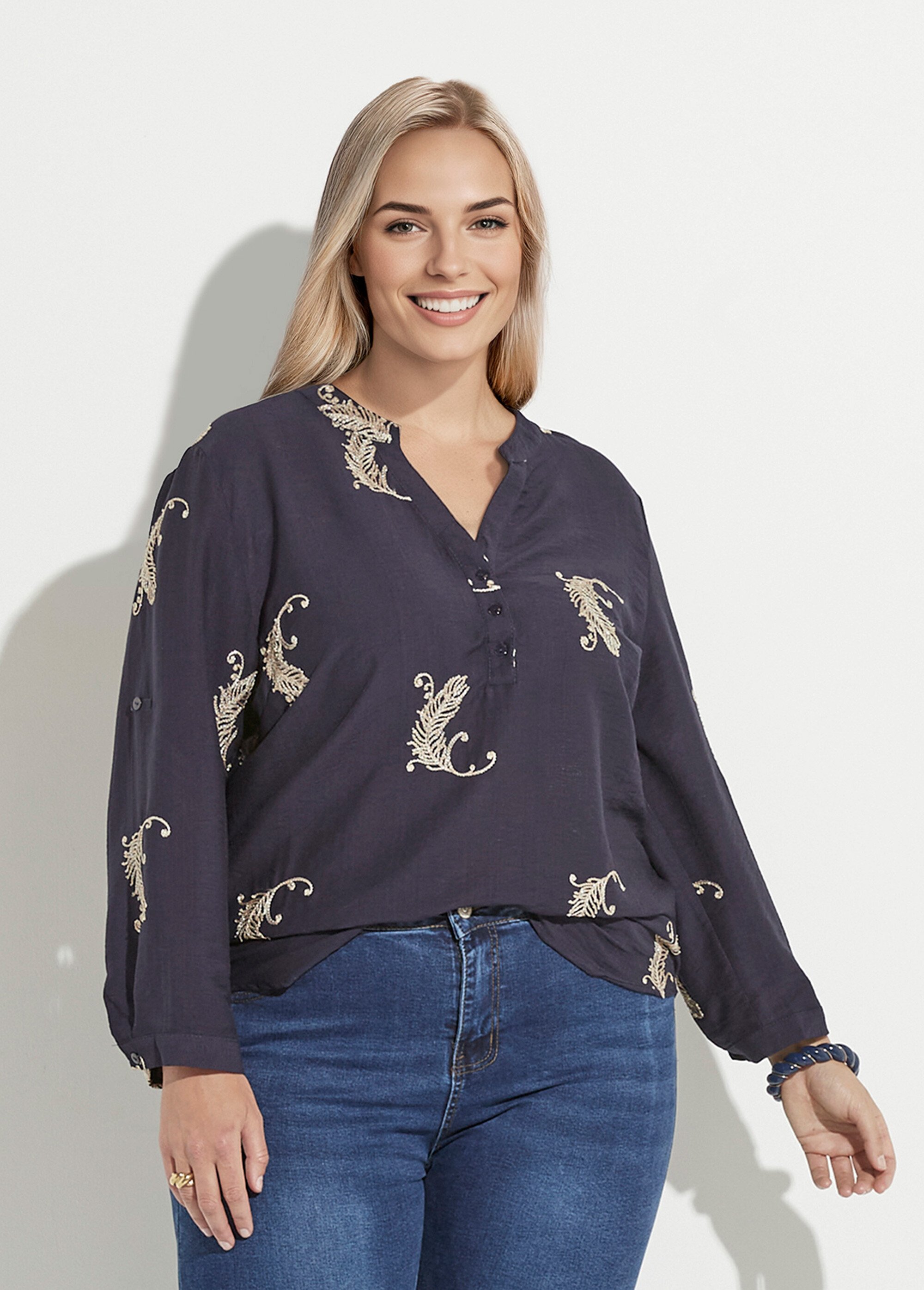 Blouse col V et broderies métallisées