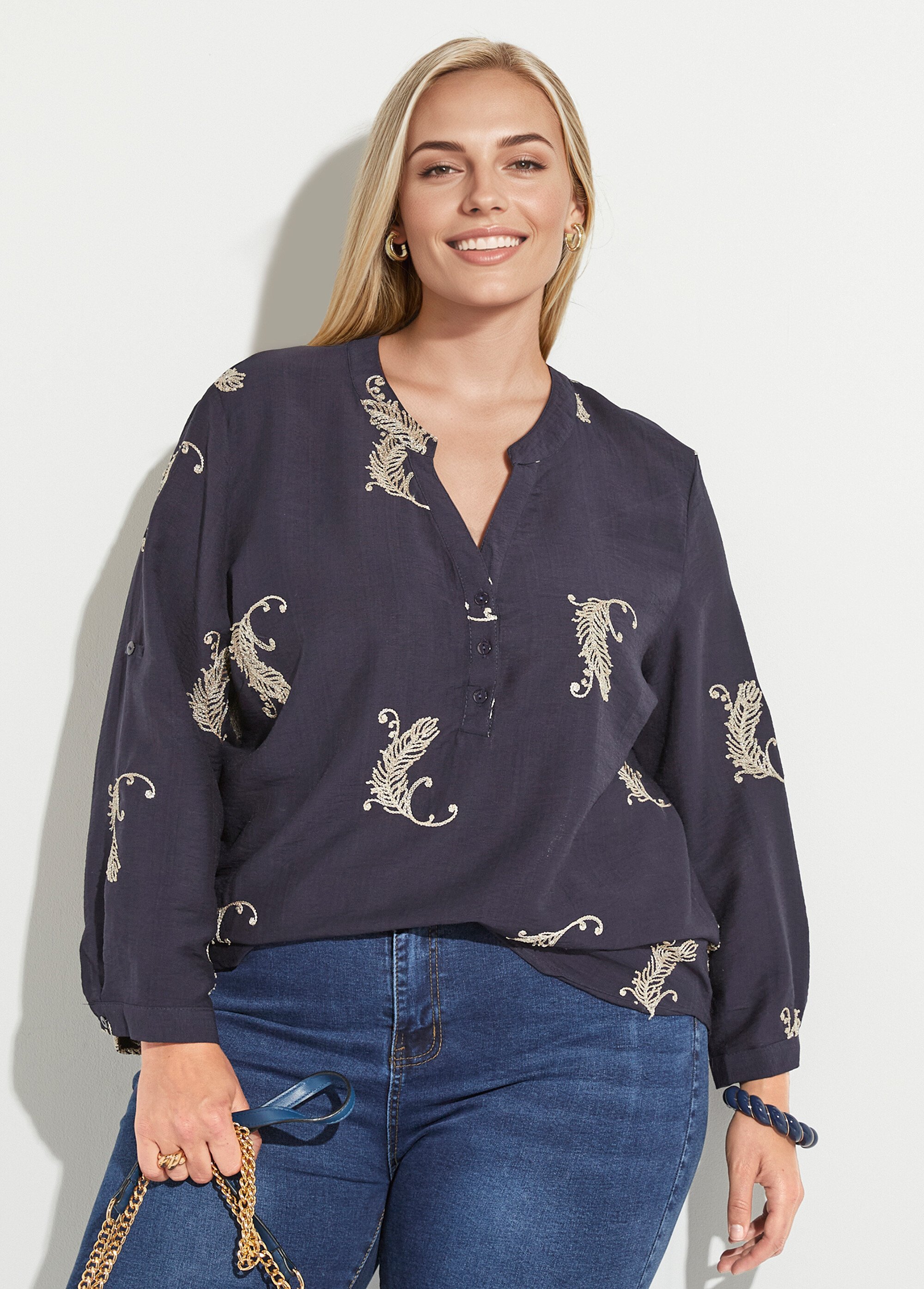 Blouse col V et broderies métallisées