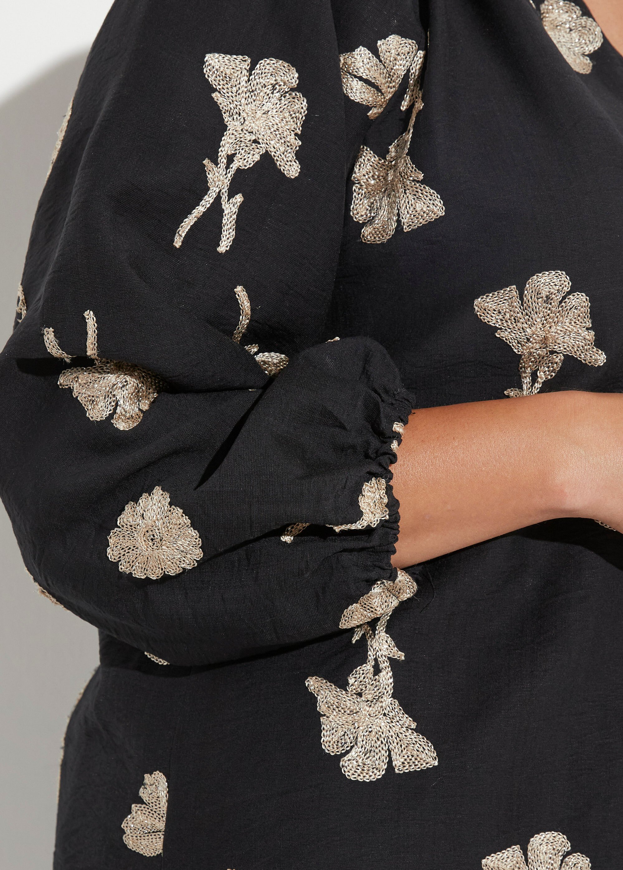 Blouse col V plissé broderies métallisées