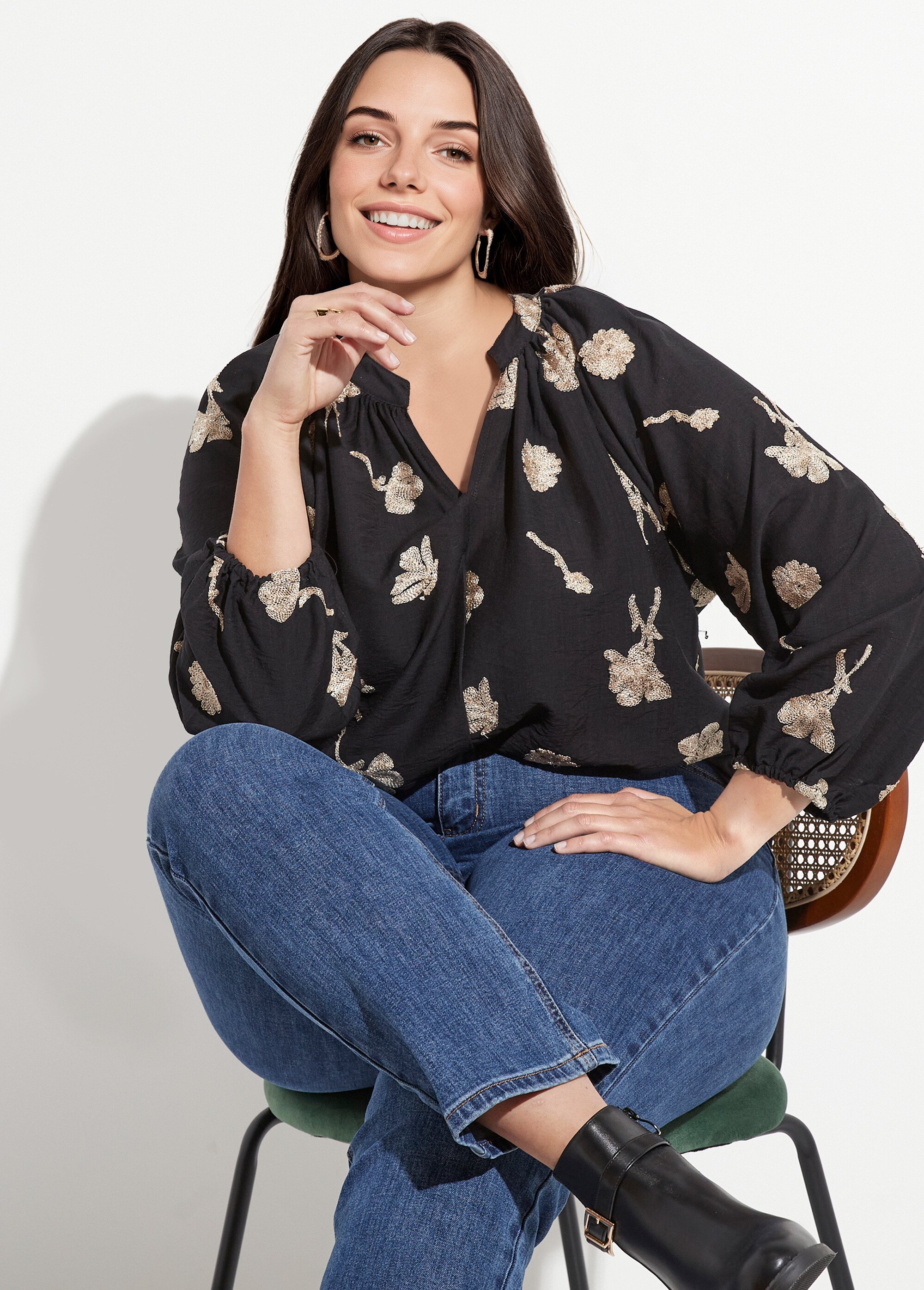Blouse col V plissé broderies métallisées Femme Grande Taille Noir CHY-F546 MV1