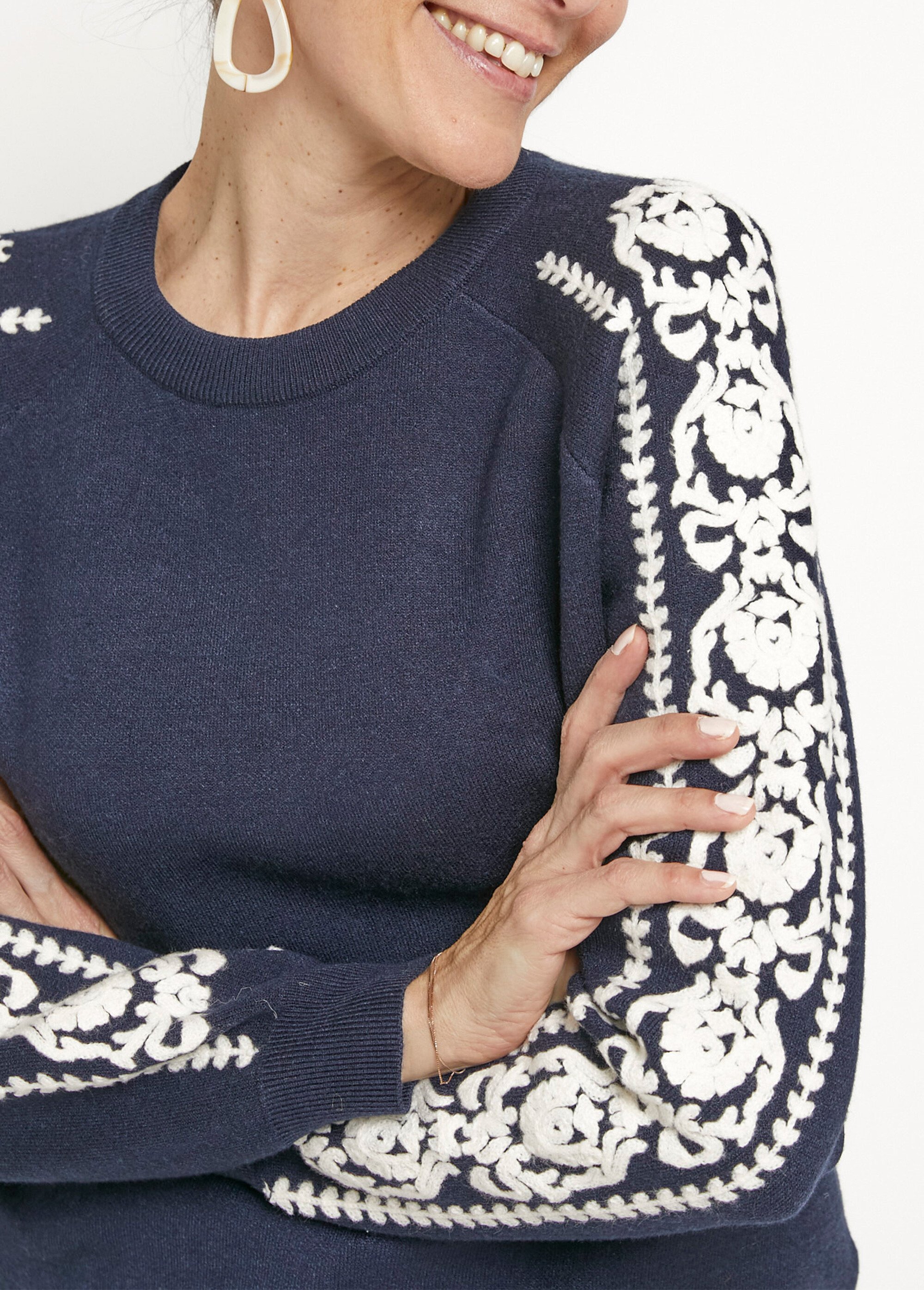 Pull maille épaisse broderies manches