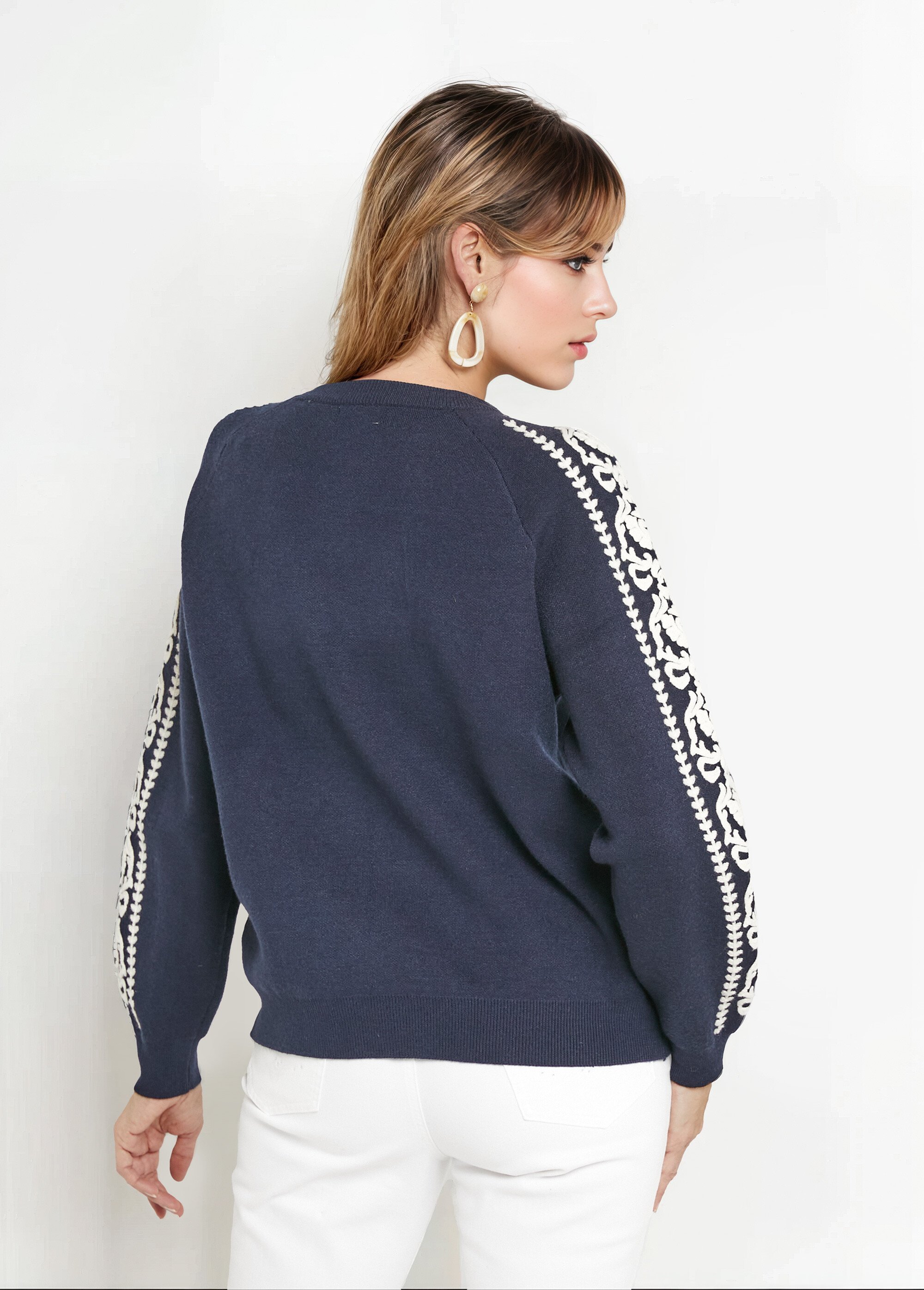 Pull maille épaisse broderies manches