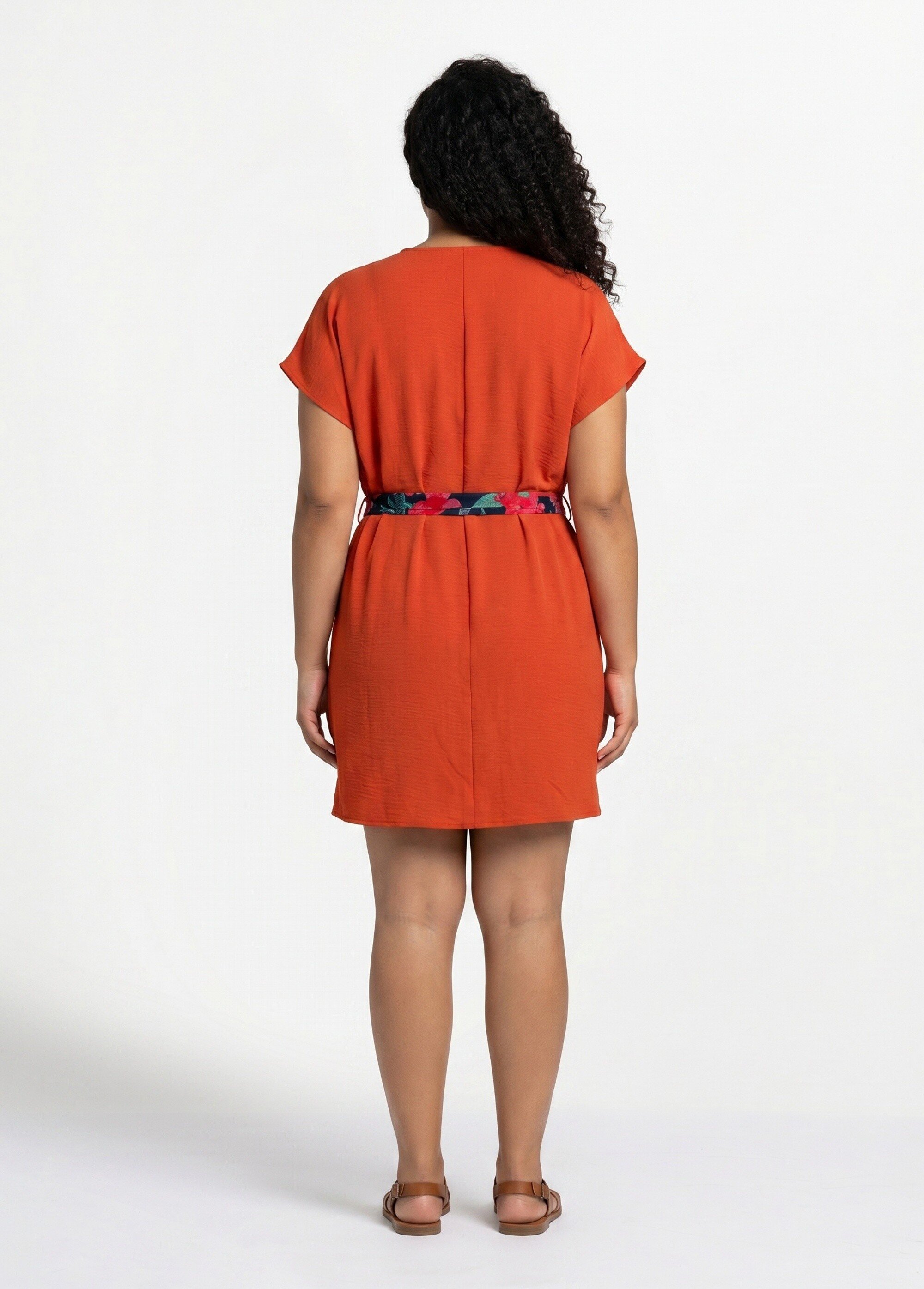 Robe housse courte, ceinture fantaisie