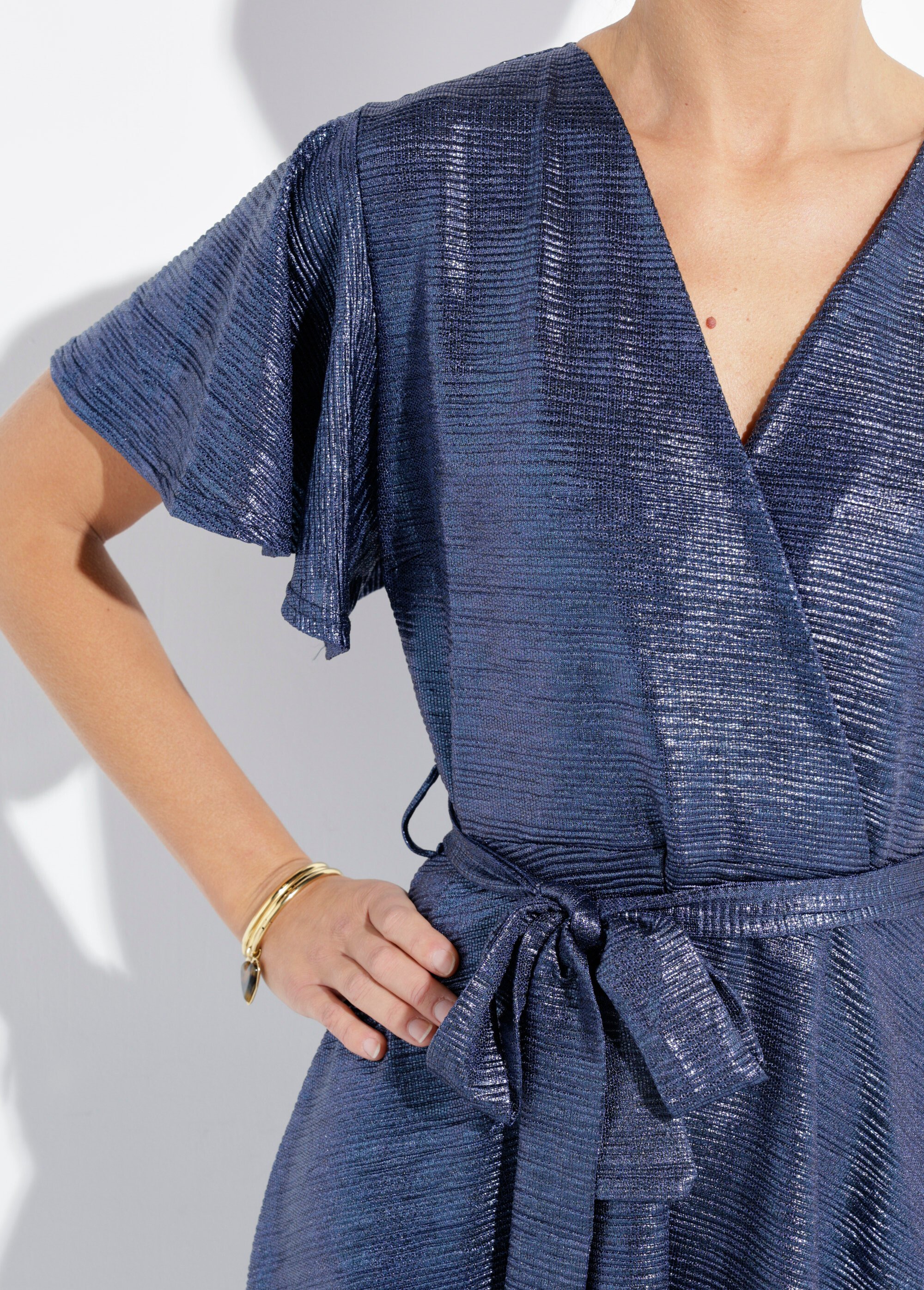 Robe longue brillante, manches papillon