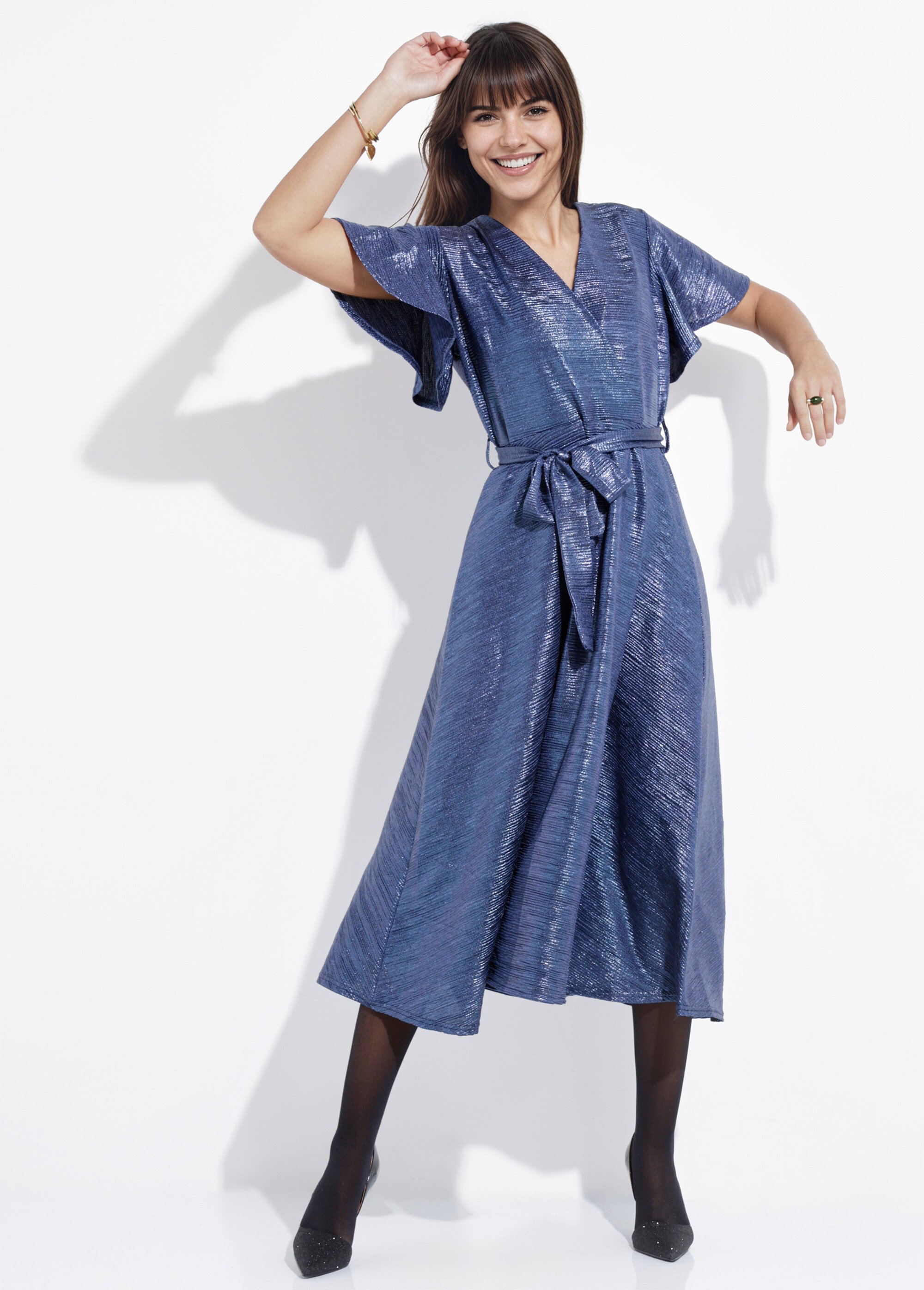 Robe longue brillante, manches papillon