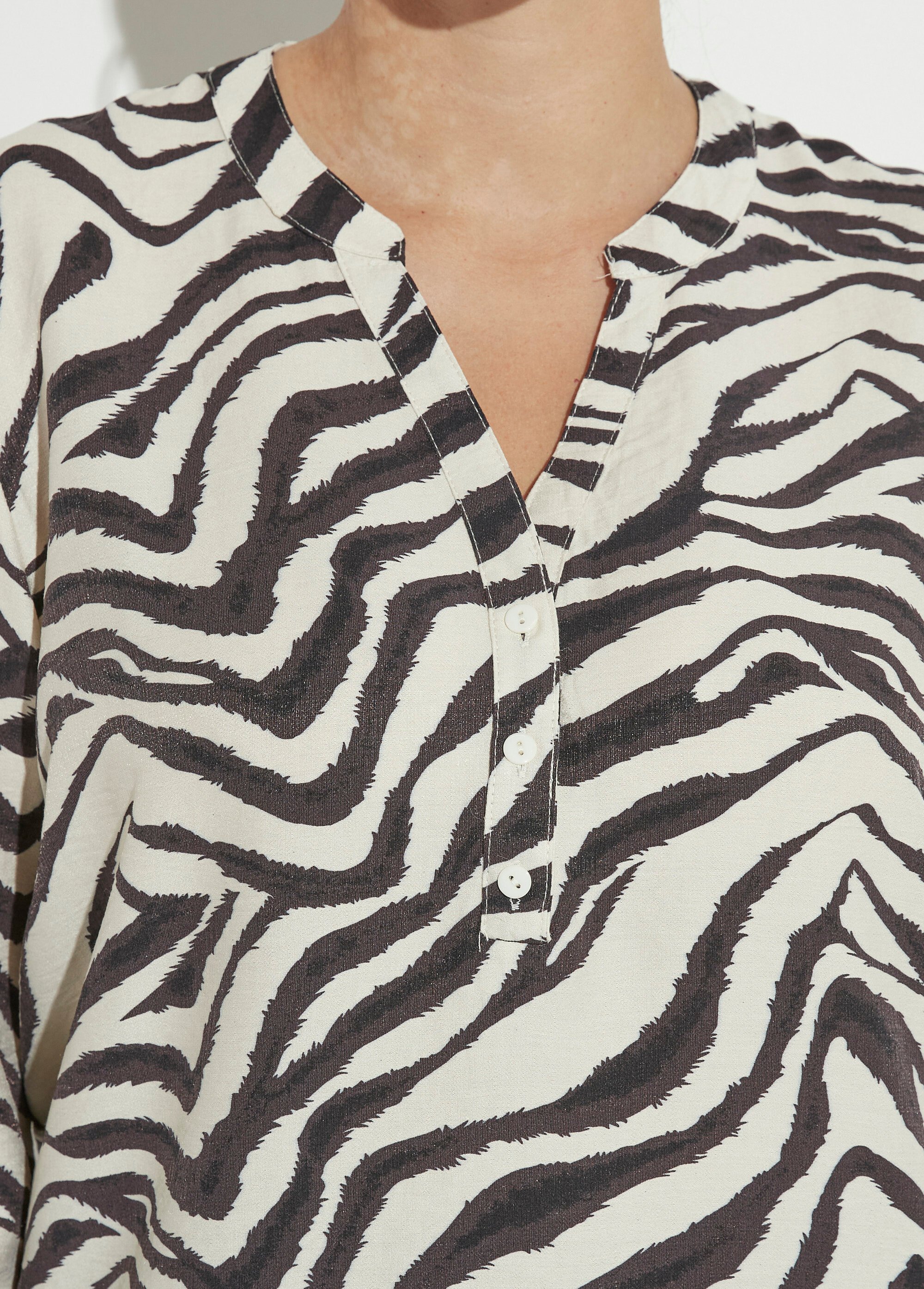 Blouse col V boutonné imprimé animalier