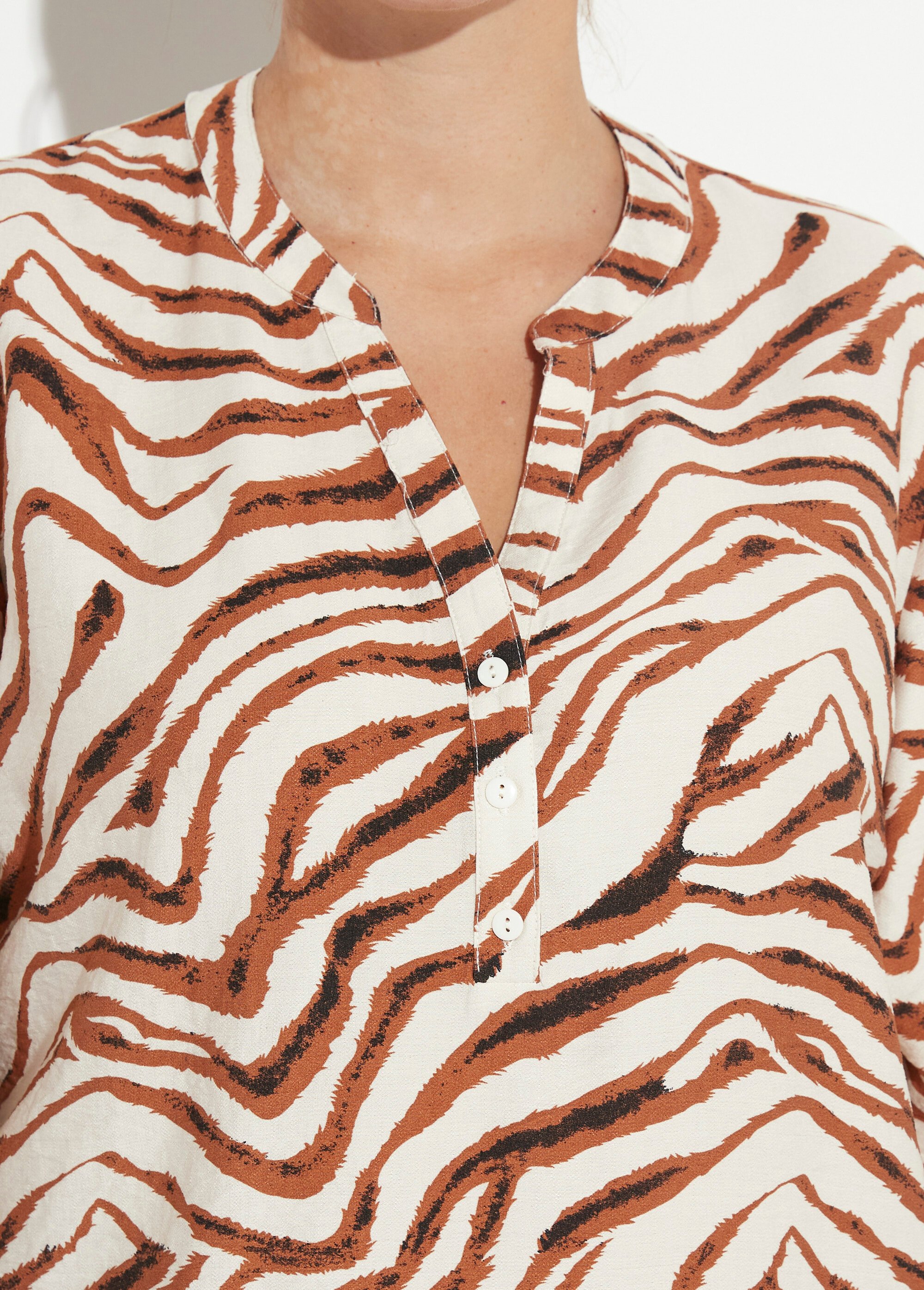 Blouse col V boutonné imprimé animalier Femme Grande Taille Marron CHY-F607 DE1