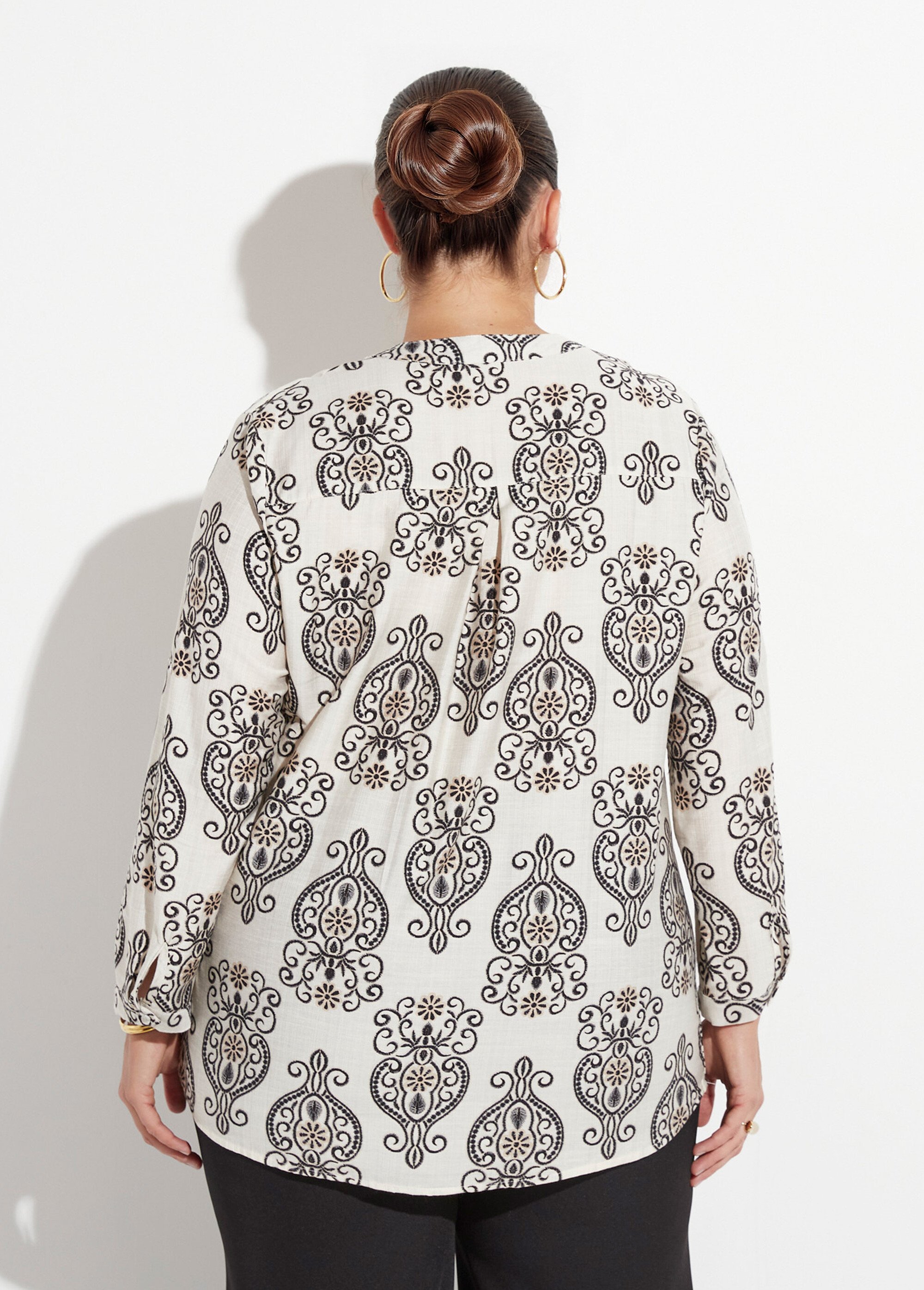 Blouse col V boutonné imprimé broderies Femme Grande Taille ECRU ET NOIR CHY-F569 DO1
