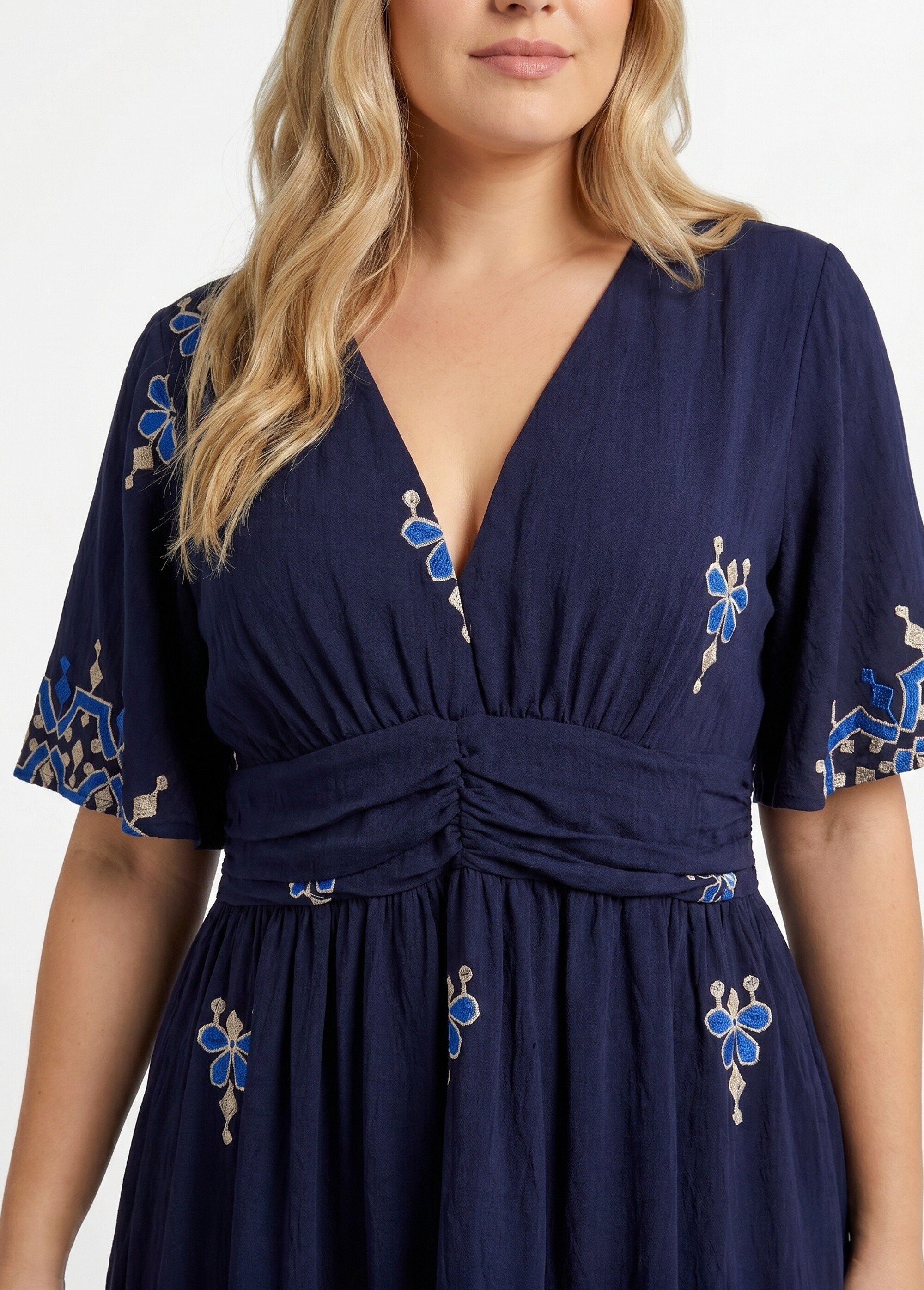 Robe longue col V, broderies ethniques