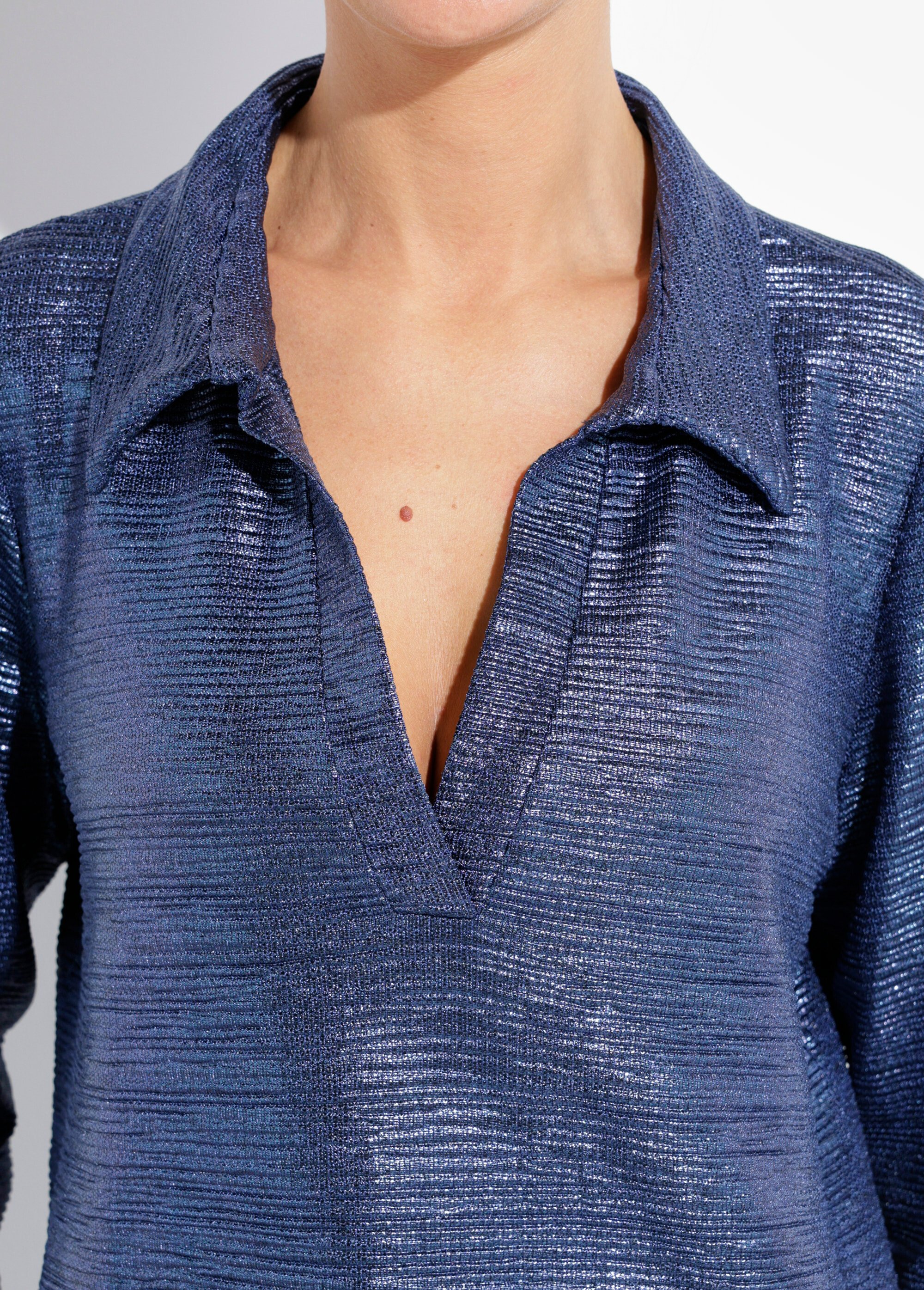 Tunique brillante avec encolure col V