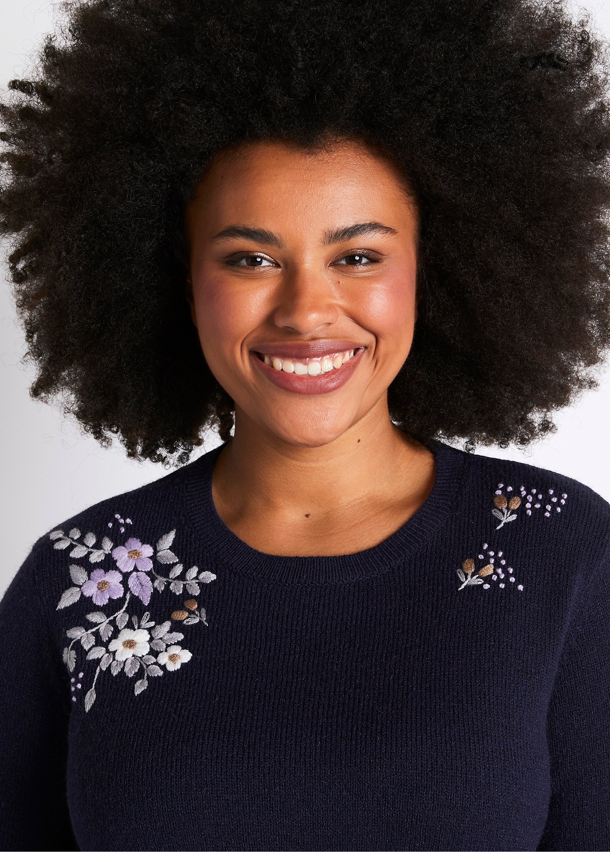 Pull doux uni brodé col rond manches longues