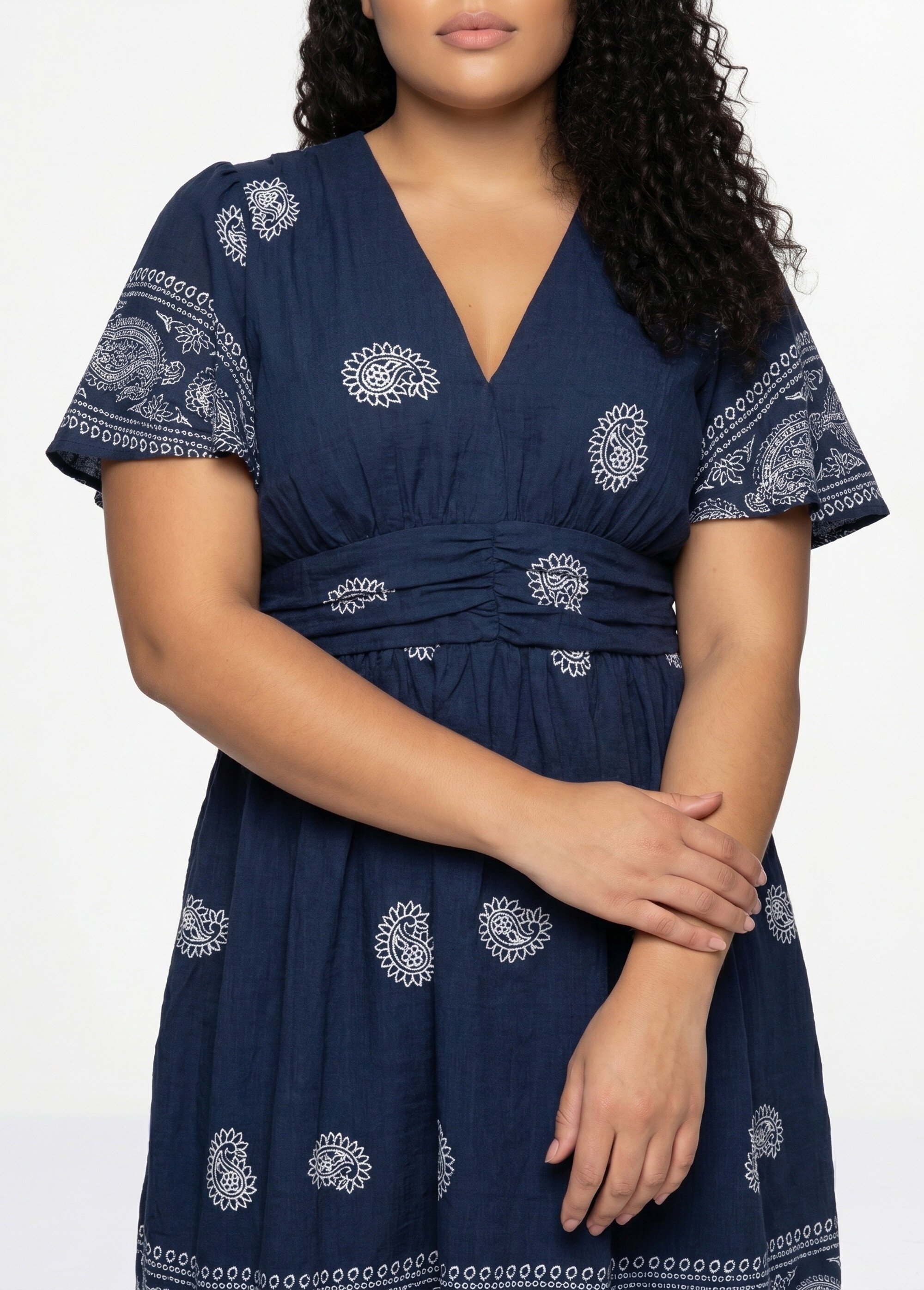 Robe courte col V, motifs ethnique