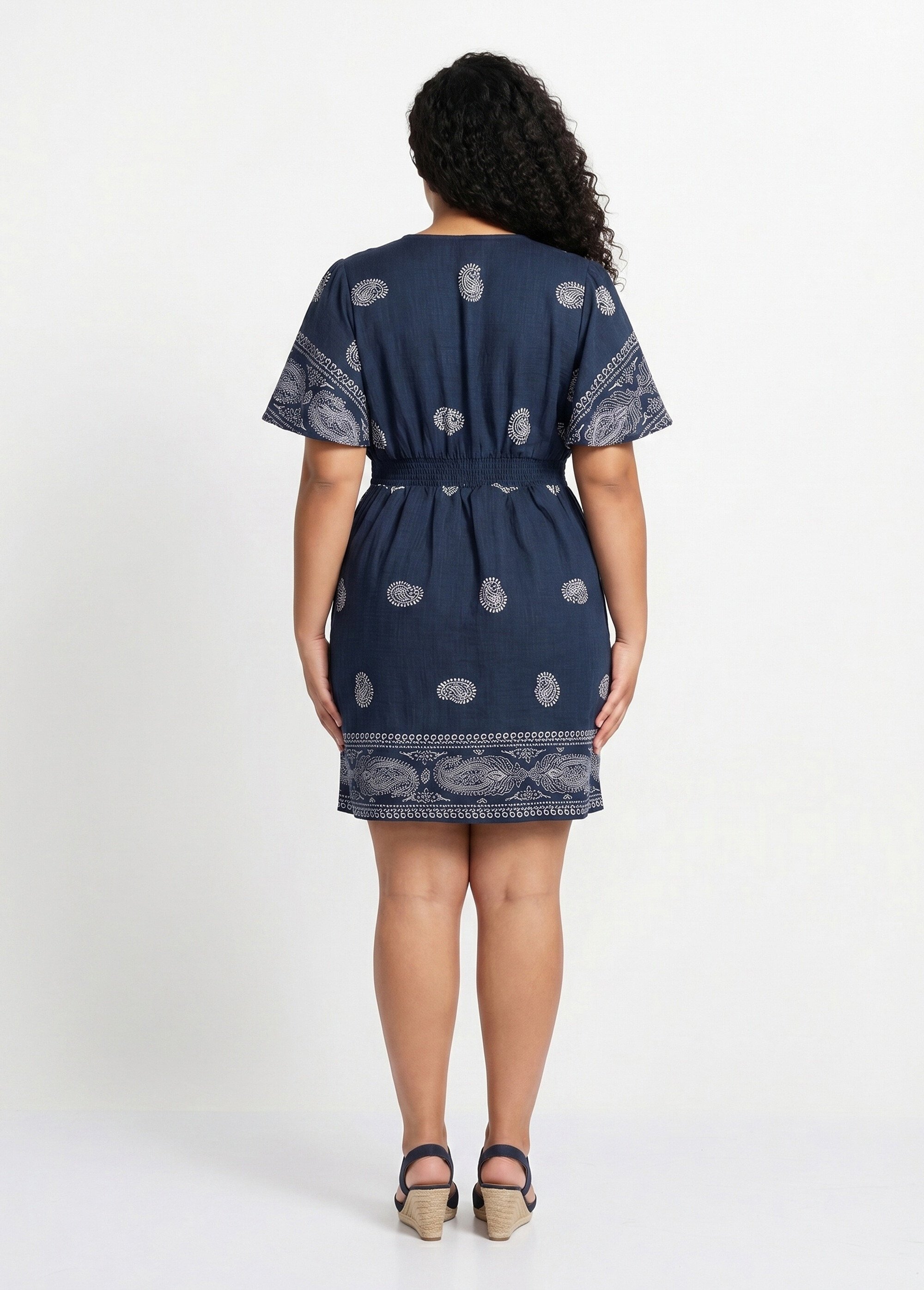 Robe courte col V, motifs ethnique