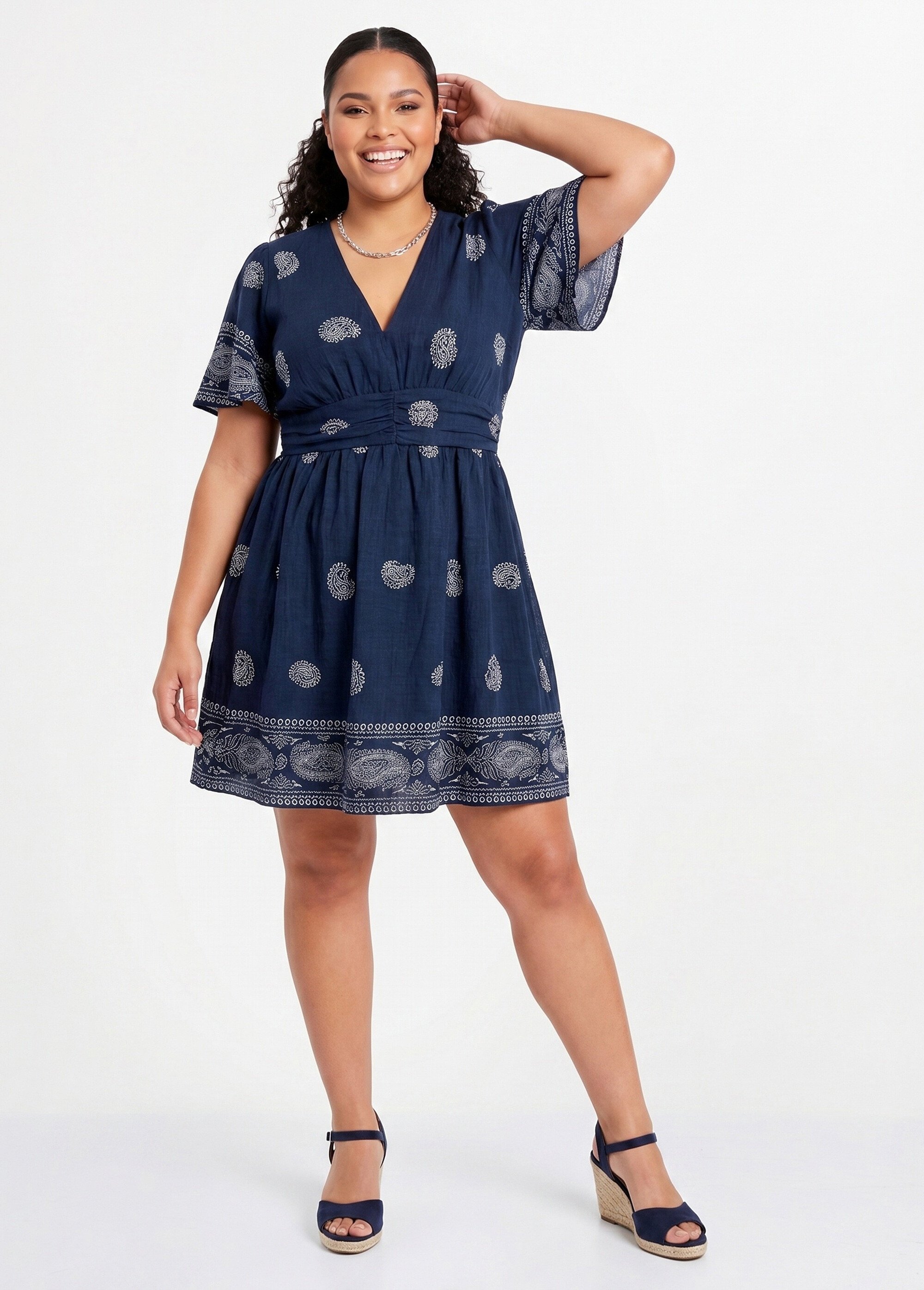 Robe courte col V, motifs ethnique