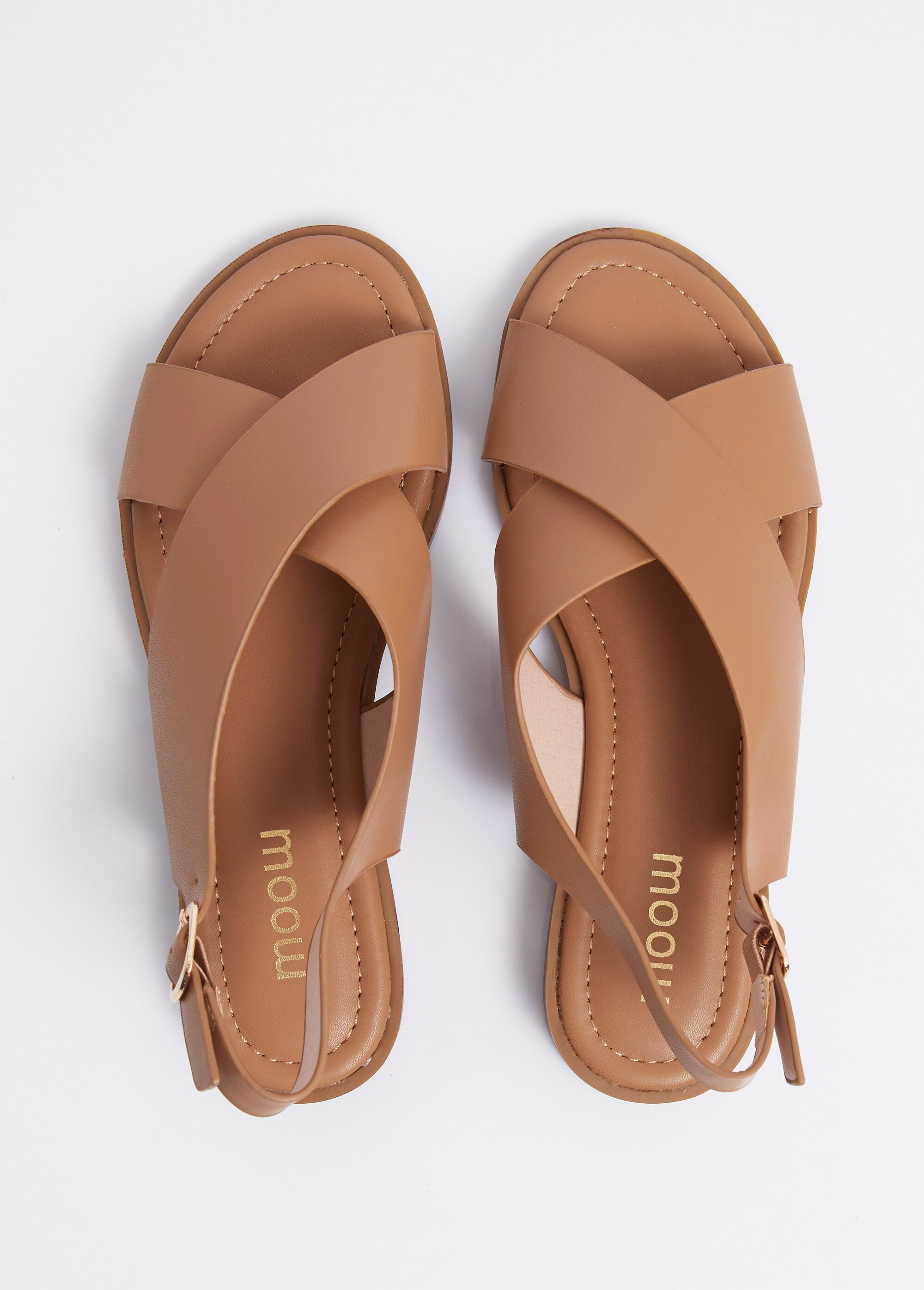 Sandales plates avec brides croisées Femme Marron MYSSP5060 OV1