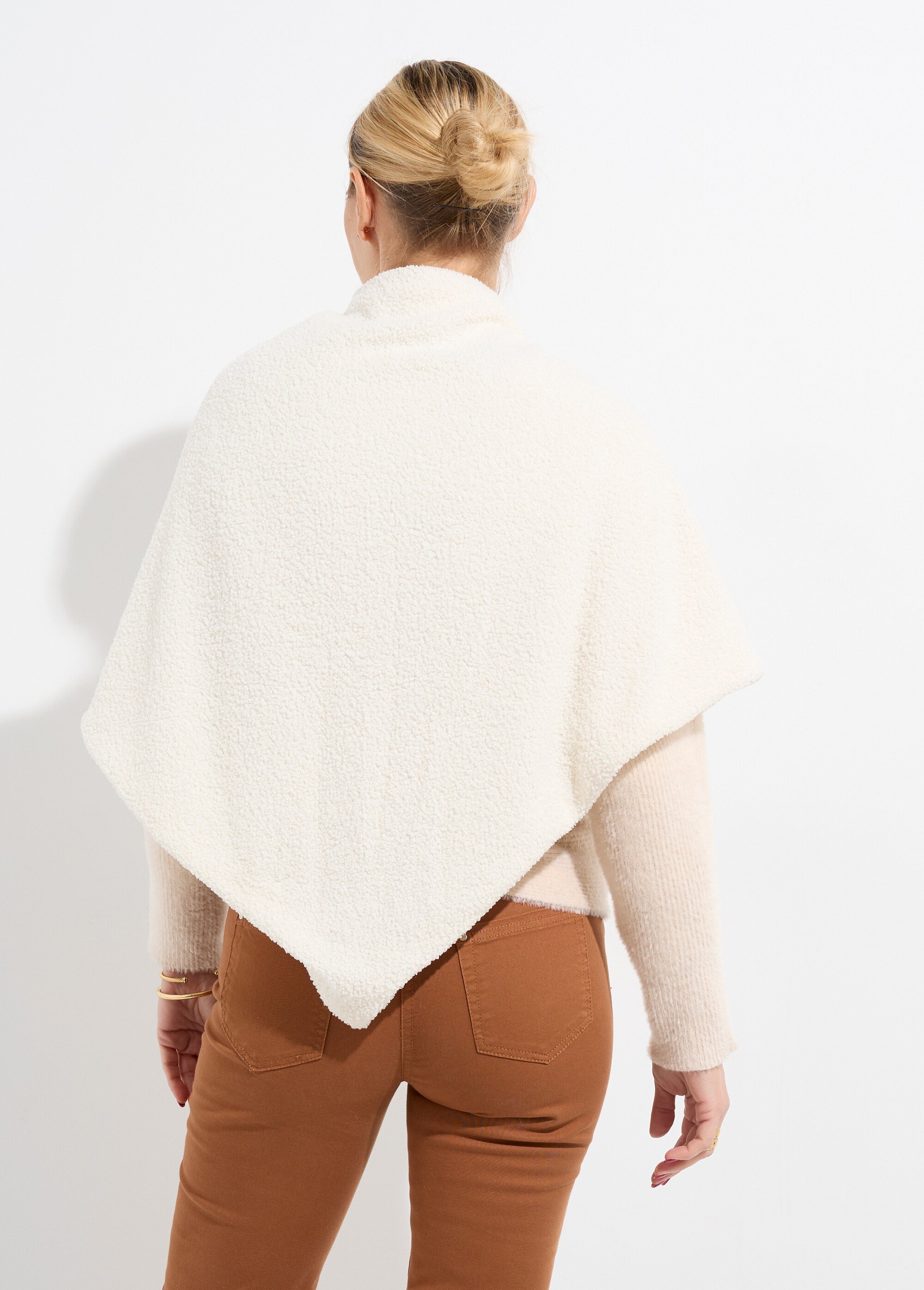 Poncho toucher laineux chainette métal