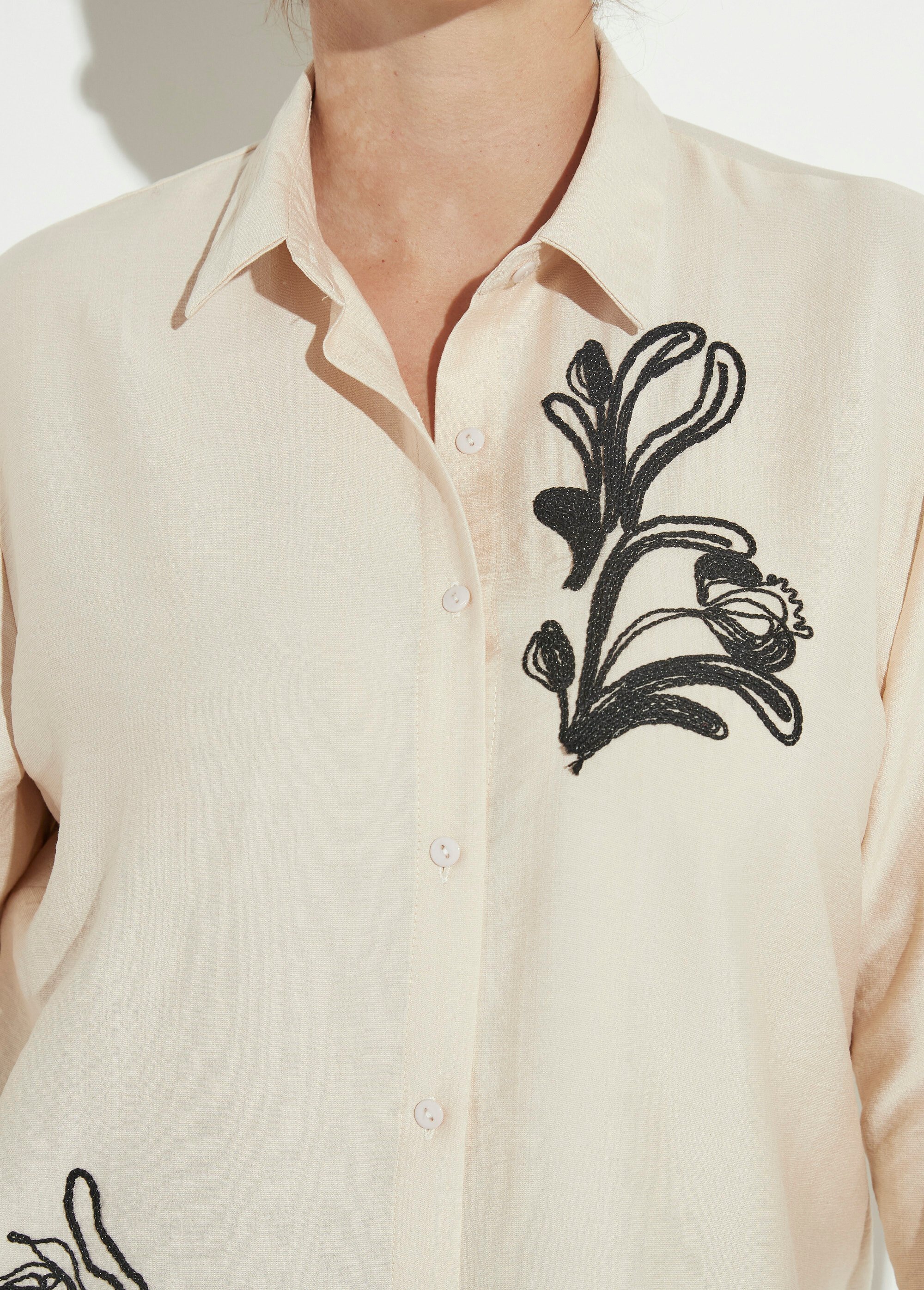 Robe chemisier courte avec broderies