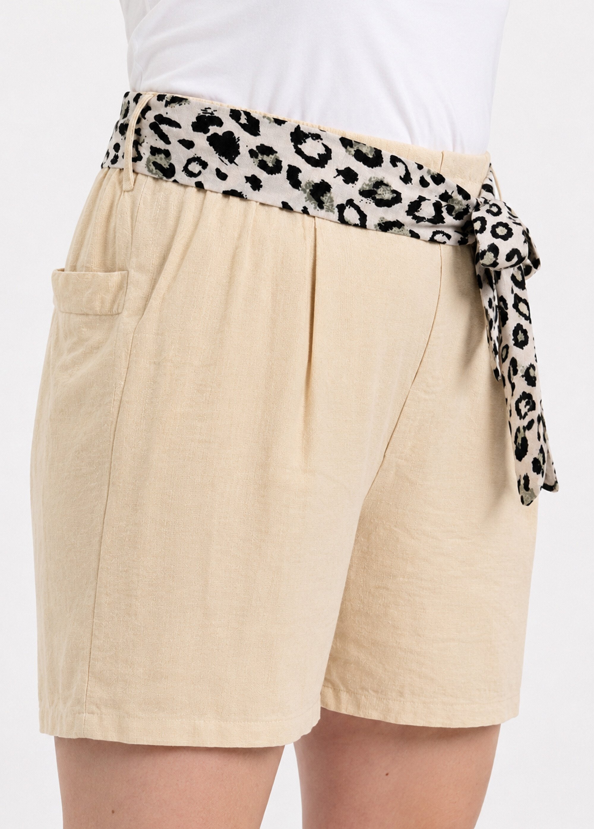 Short taille haute, ceinture fantaisie